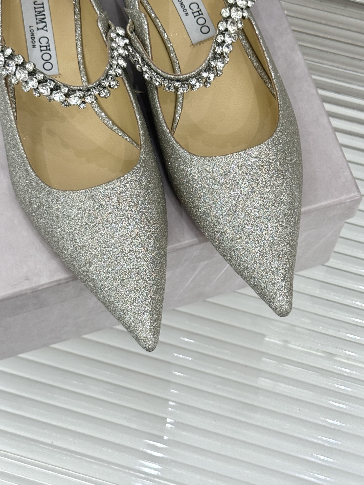 Jimmy Choo|周仰杰经典一字钻带玛丽珍鞋🔥
你衣柜里裙子最好的伴侣,相信我就佩服JC家的高