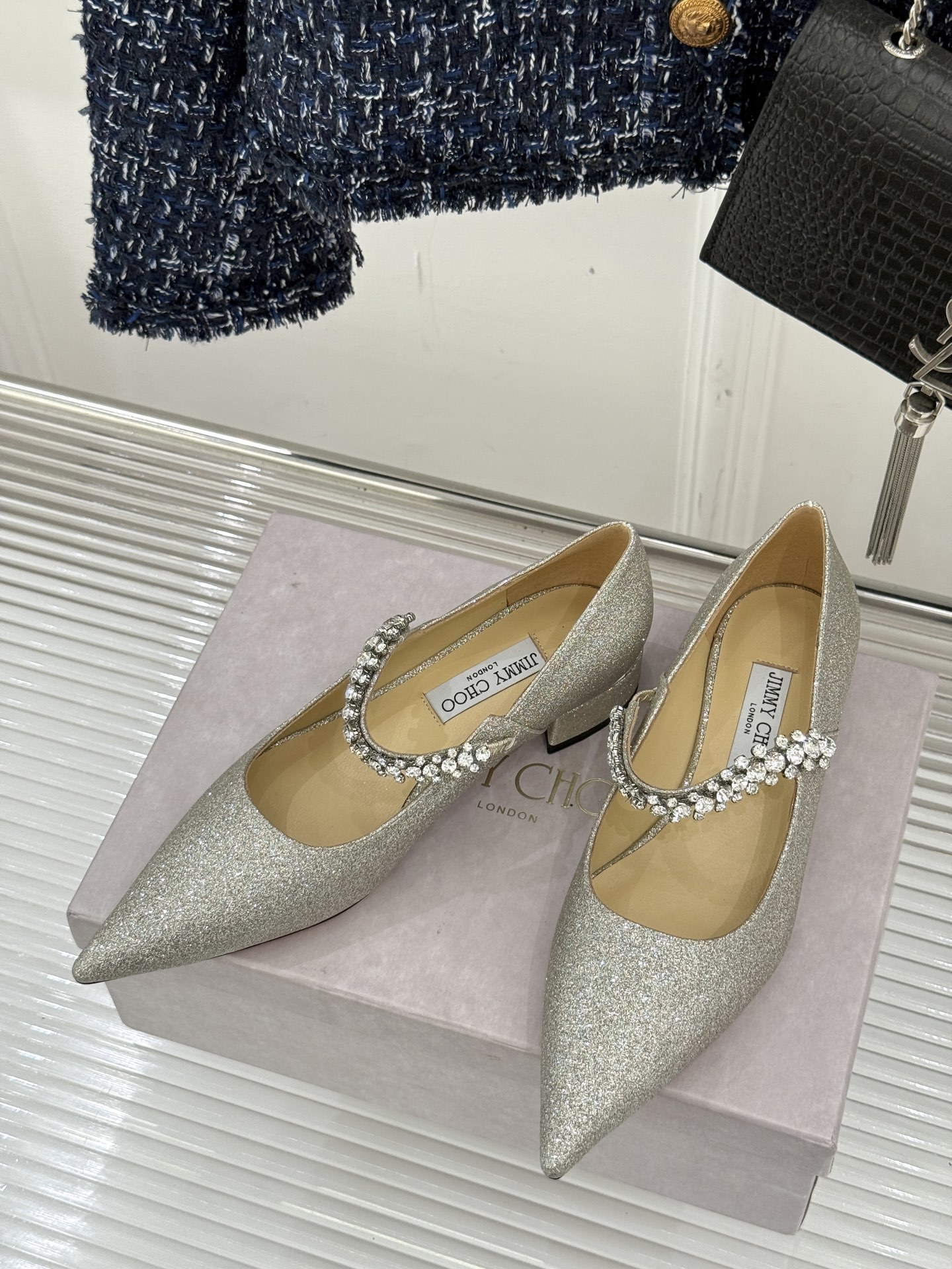 Jimmy Choo|周仰杰经典一字钻带玛丽珍鞋🔥
你衣柜里裙子最好的伴侣,相信我就佩服JC家的高