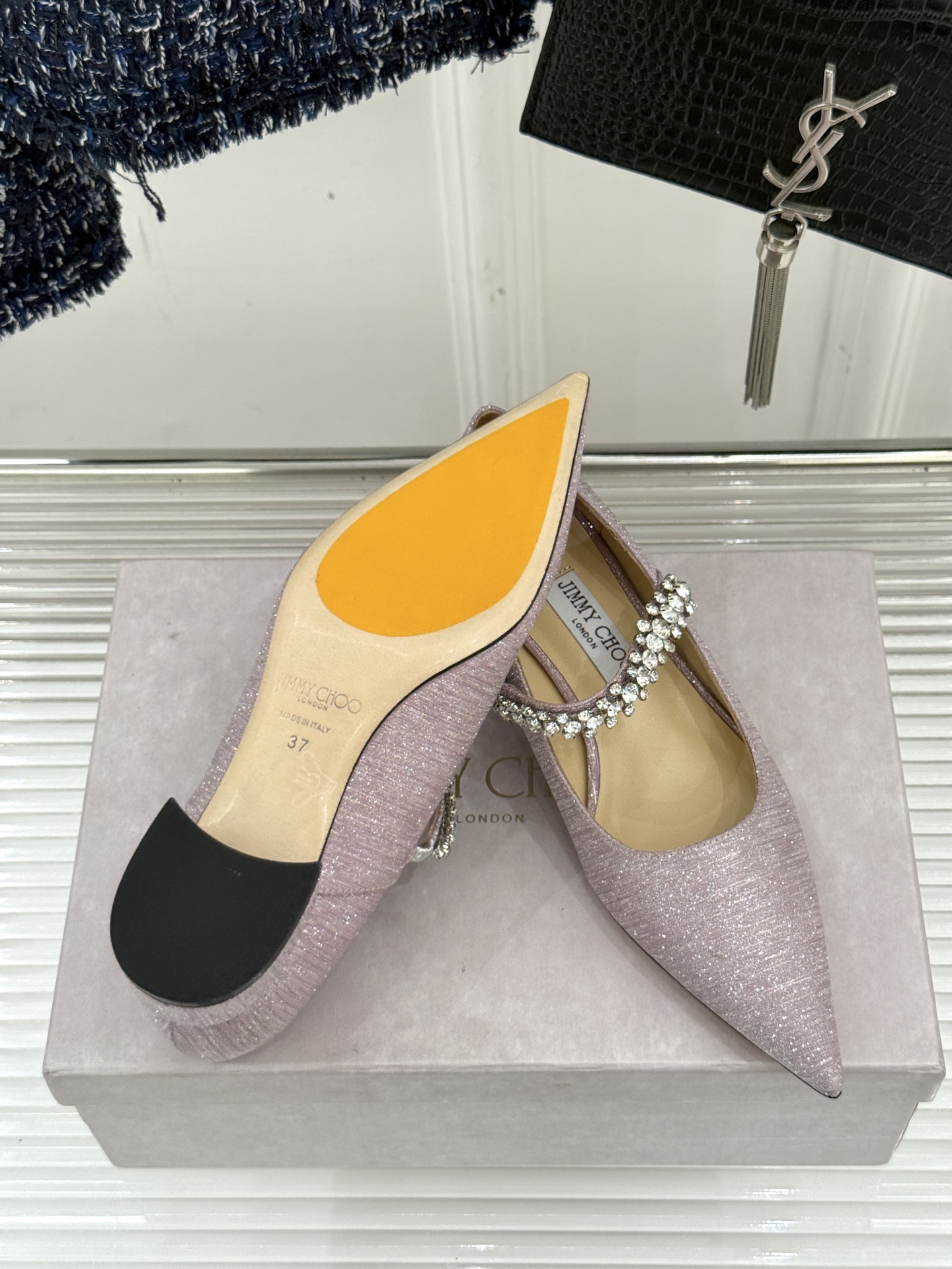 Jimmy Choo|周仰杰经典一字钻带玛丽珍鞋🔥
你衣柜里裙子最好的伴侣,相信我就佩服JC家的高