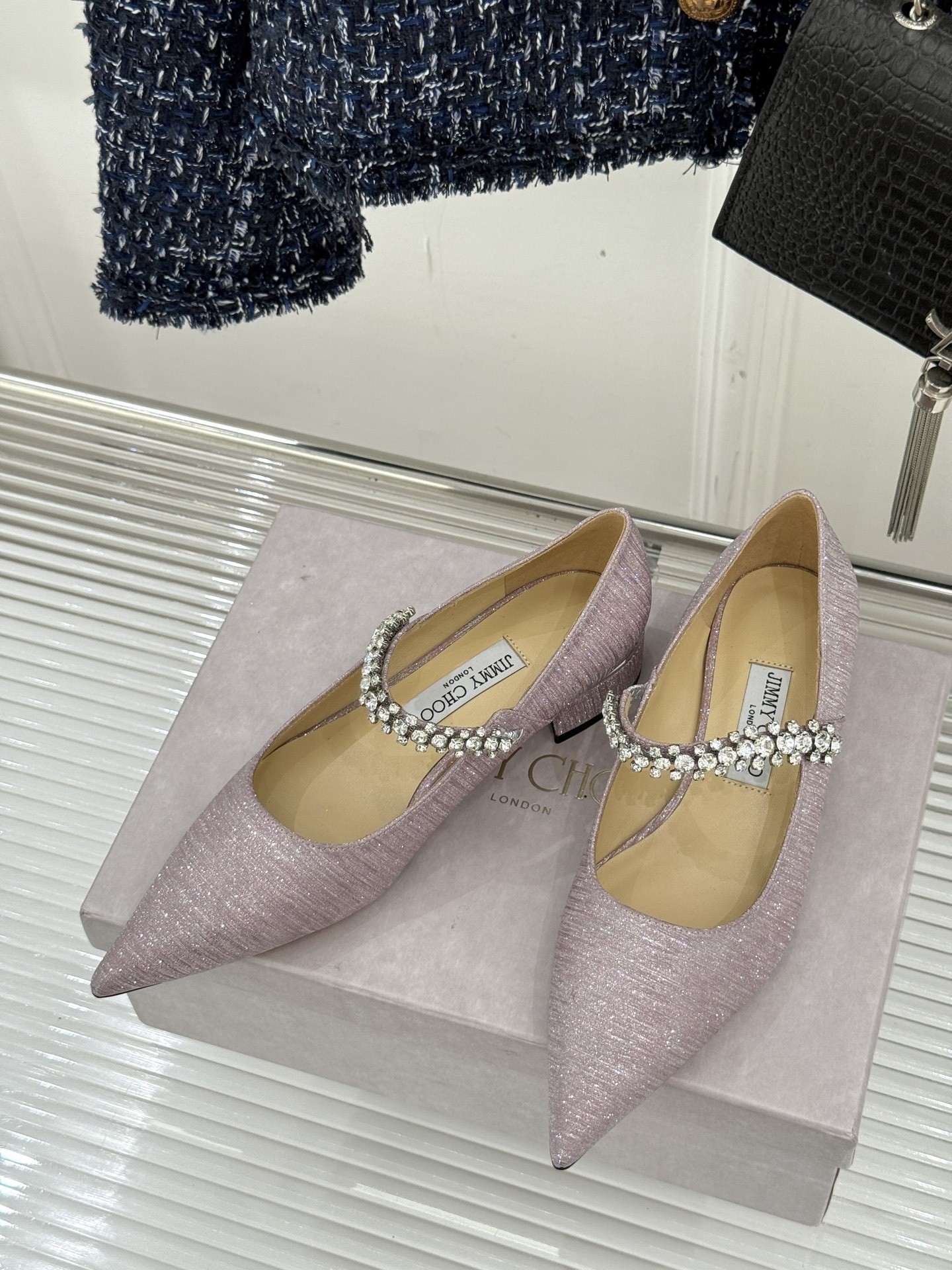 Jimmy Choo|周仰杰经典一字钻带玛丽珍鞋🔥
你衣柜里裙子最好的伴侣,相信我就佩服JC家的高