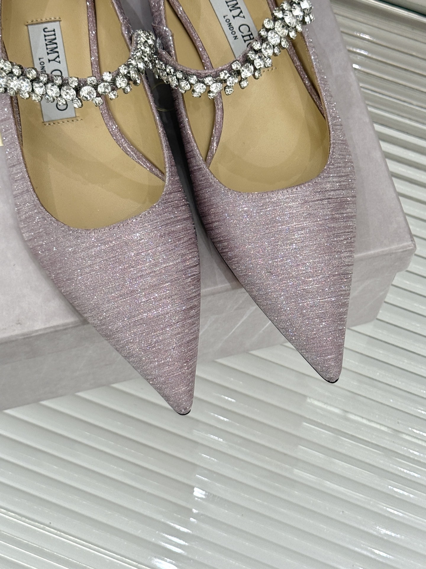 Jimmy Choo|周仰杰经典一字钻带玛丽珍鞋🔥
你衣柜里裙子最好的伴侣,相信我就佩服JC家的高