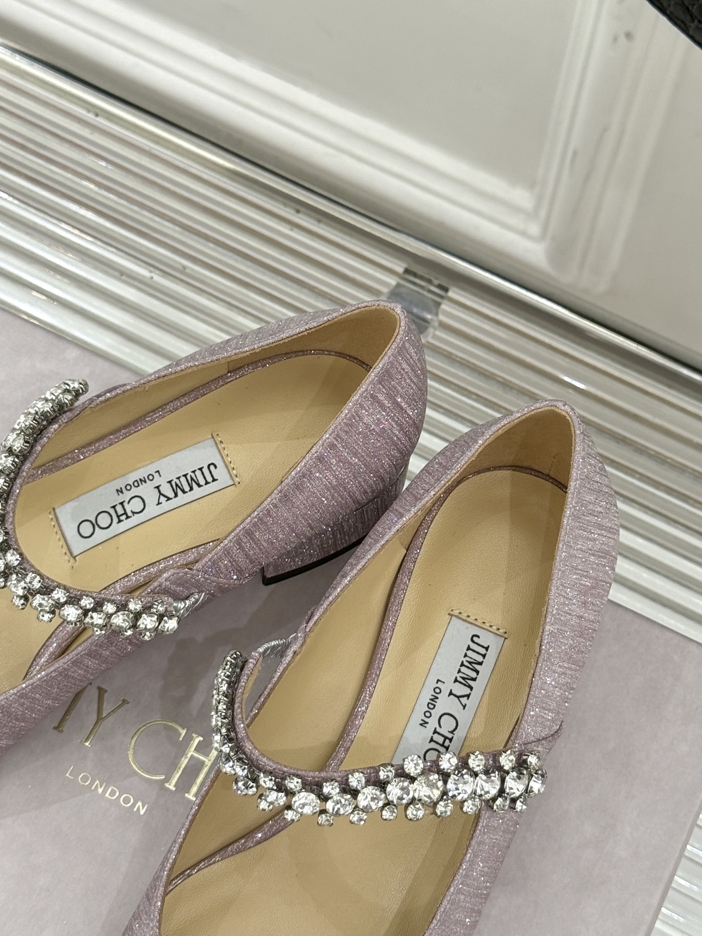 Jimmy Choo|周仰杰经典一字钻带玛丽珍鞋🔥
你衣柜里裙子最好的伴侣,相信我就佩服JC家的高