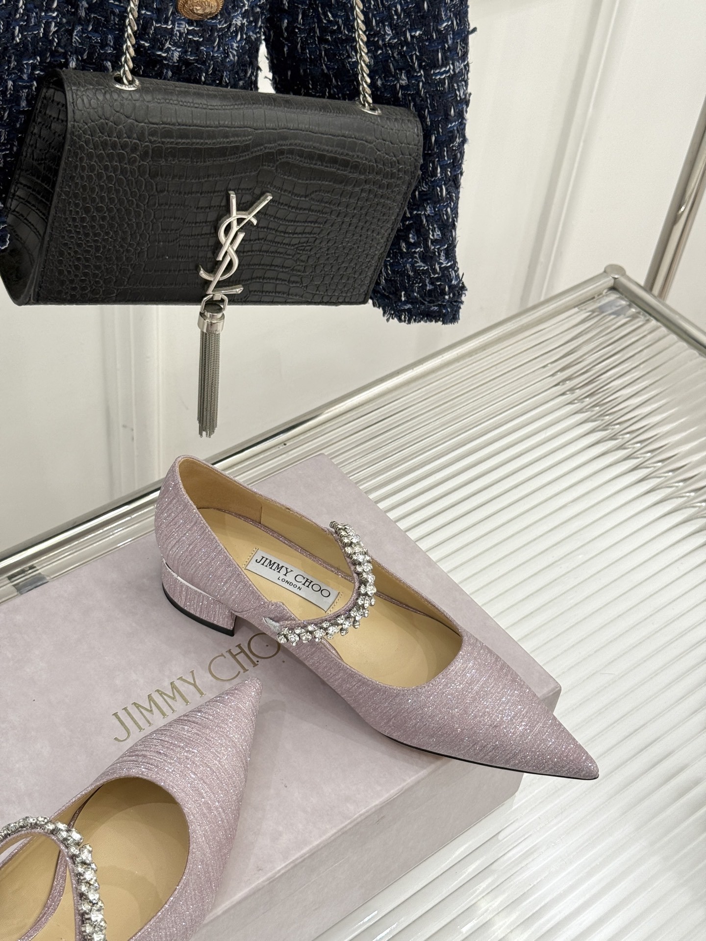 Jimmy Choo|周仰杰经典一字钻带玛丽珍鞋🔥
你衣柜里裙子最好的伴侣,相信我就佩服JC家的高
