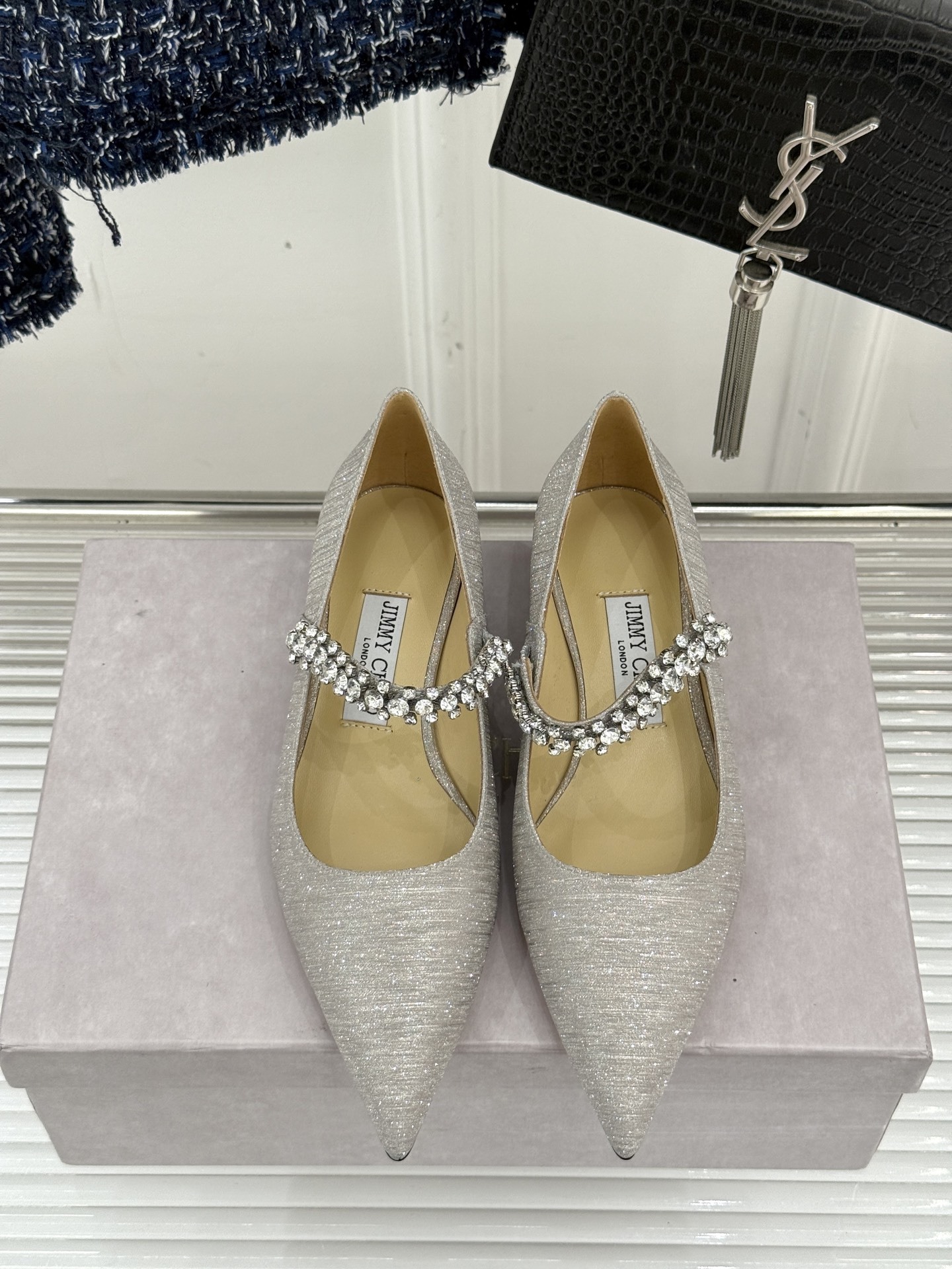 Jimmy Choo|周仰杰经典一字钻带玛丽珍鞋🔥
你衣柜里裙子最好的伴侣,相信我就佩服JC家的高