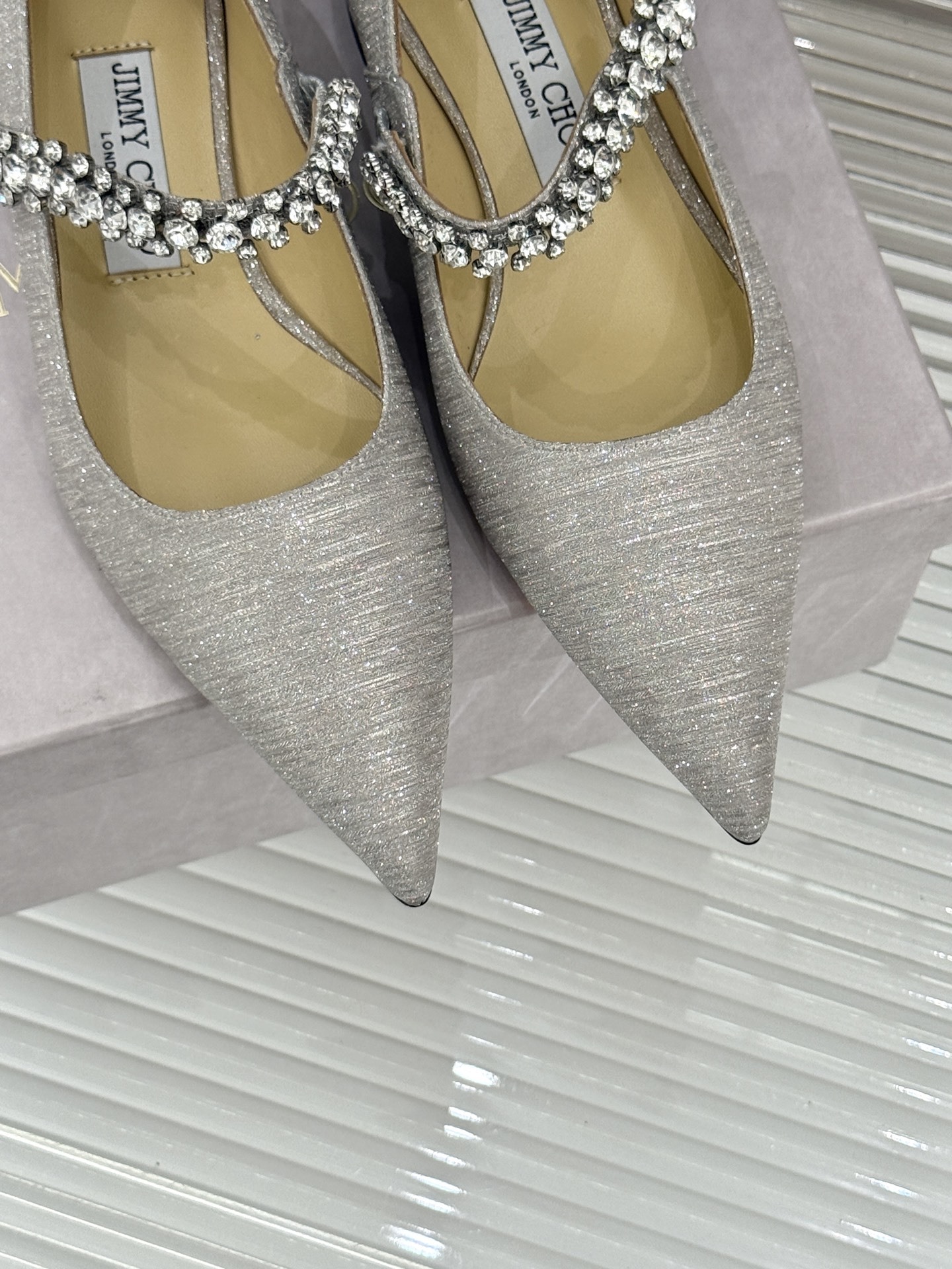 Jimmy Choo|周仰杰经典一字钻带玛丽珍鞋🔥
你衣柜里裙子最好的伴侣,相信我就佩服JC家的高
