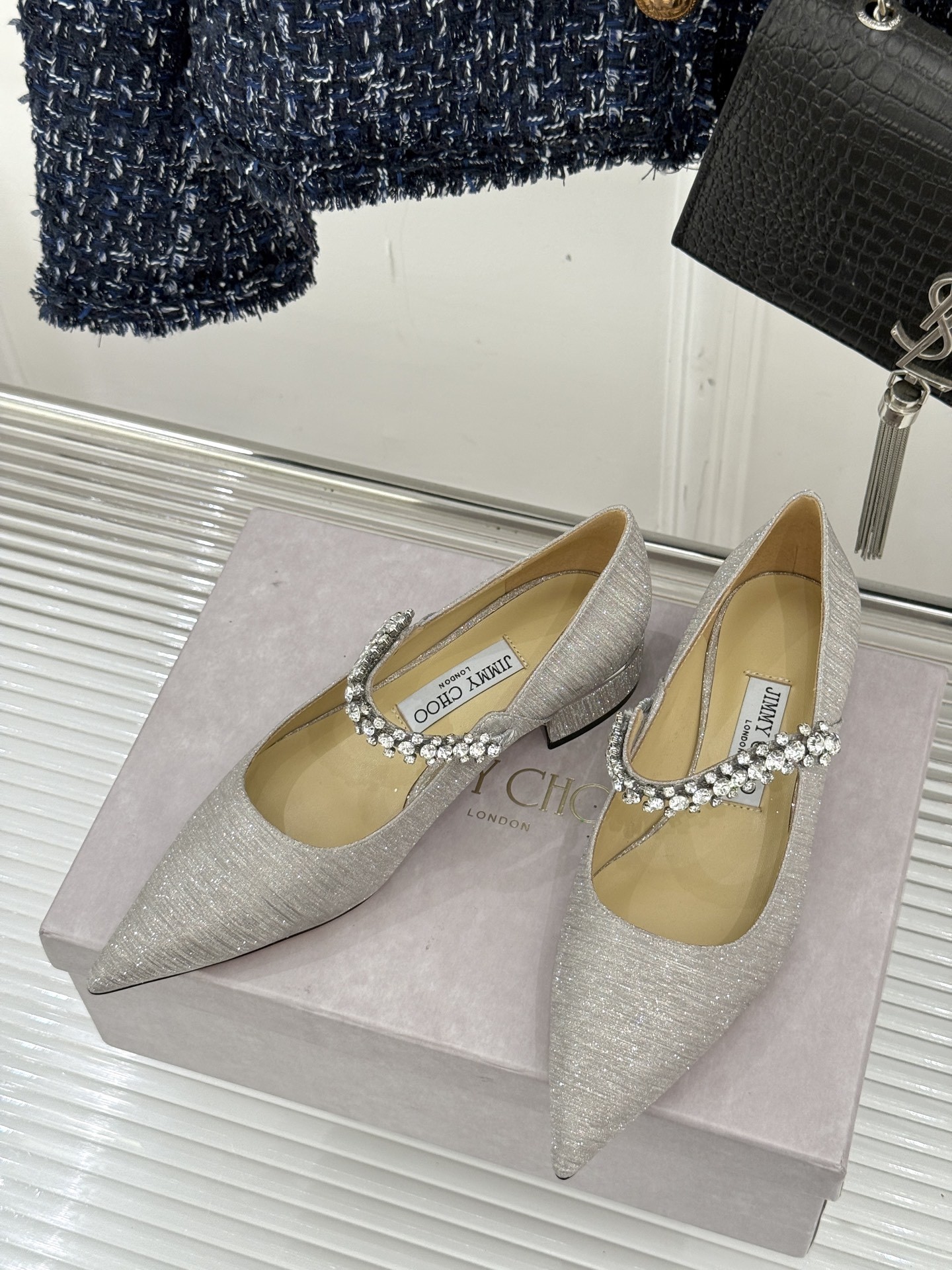 Jimmy Choo|周仰杰经典一字钻带玛丽珍鞋🔥
你衣柜里裙子最好的伴侣,相信我就佩服JC家的高