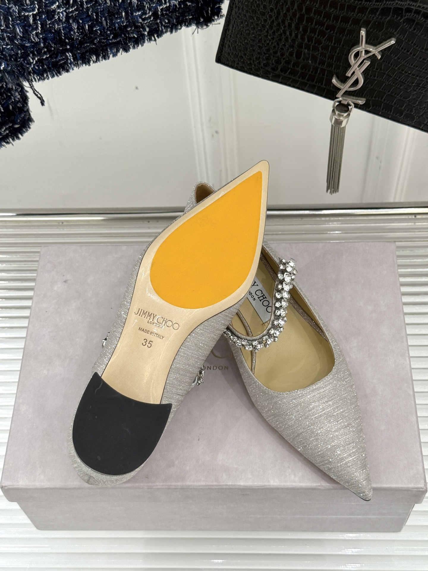 Jimmy Choo|周仰杰经典一字钻带玛丽珍鞋🔥
你衣柜里裙子最好的伴侣,相信我就佩服JC家的高
