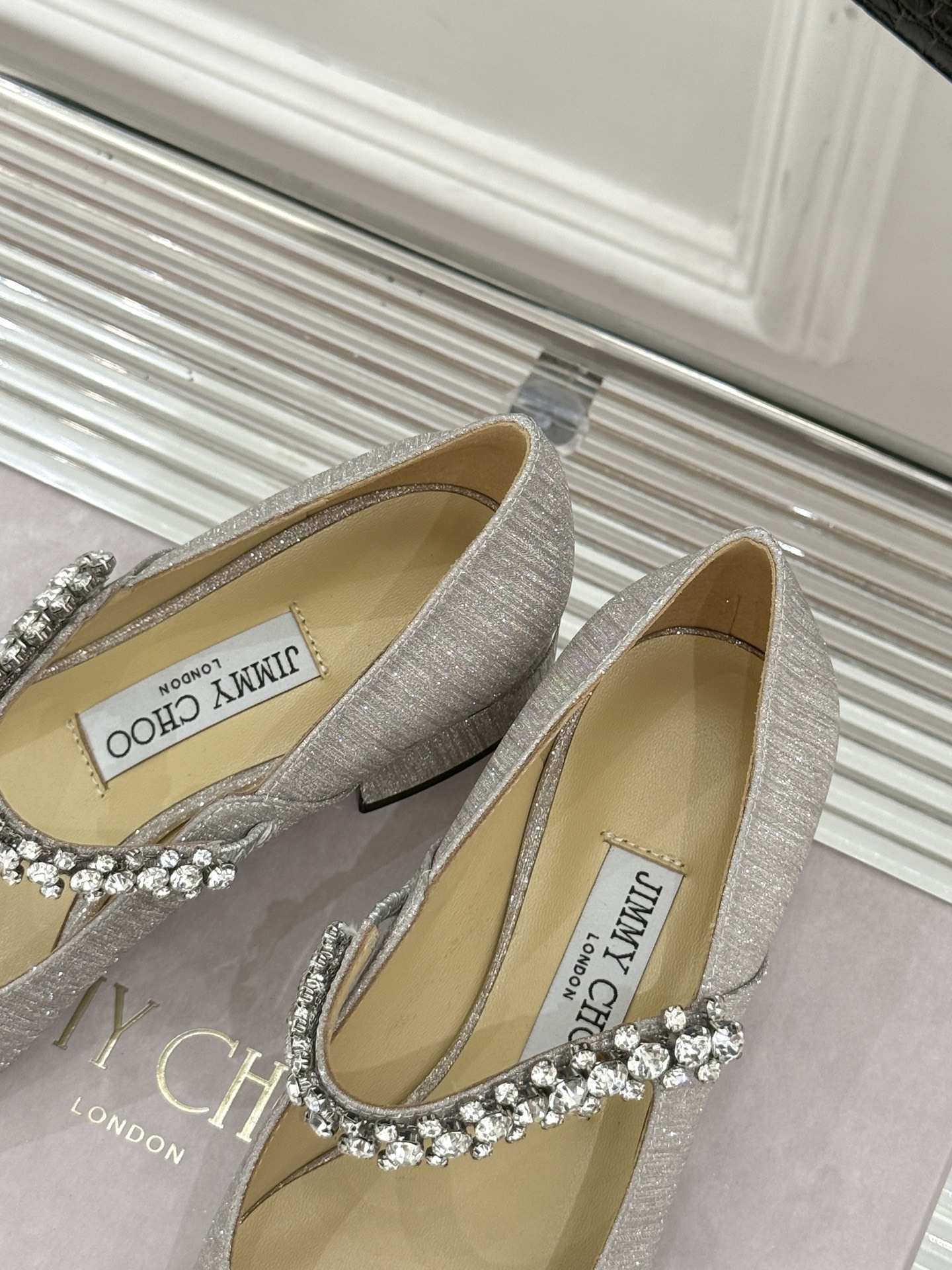 Jimmy Choo|周仰杰经典一字钻带玛丽珍鞋🔥
你衣柜里裙子最好的伴侣,相信我就佩服JC家的高