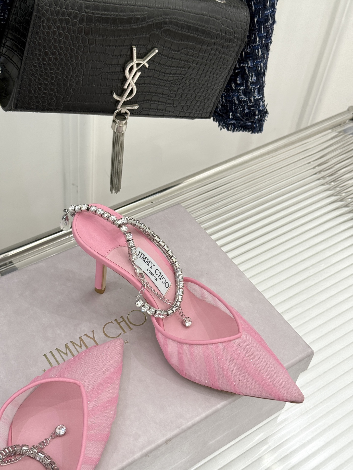 
Jimmy Choo｜周仰杰经典水钻链条高跟鞋
我们家JC一如既往品质优越 低调不失华丽 
性感又不显