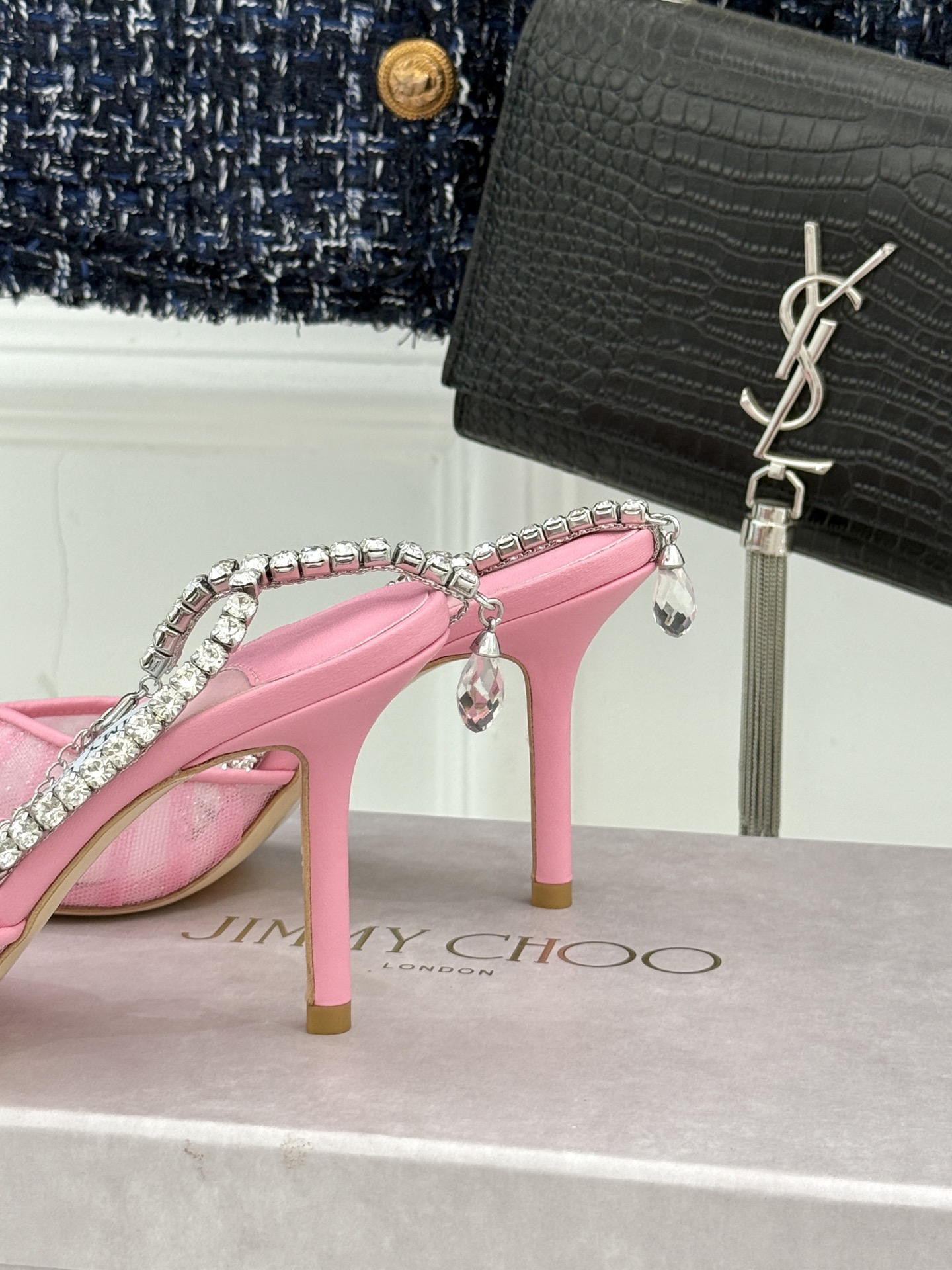 
Jimmy Choo｜周仰杰经典水钻链条高跟鞋
我们家JC一如既往品质优越 低调不失华丽 
性感又不显