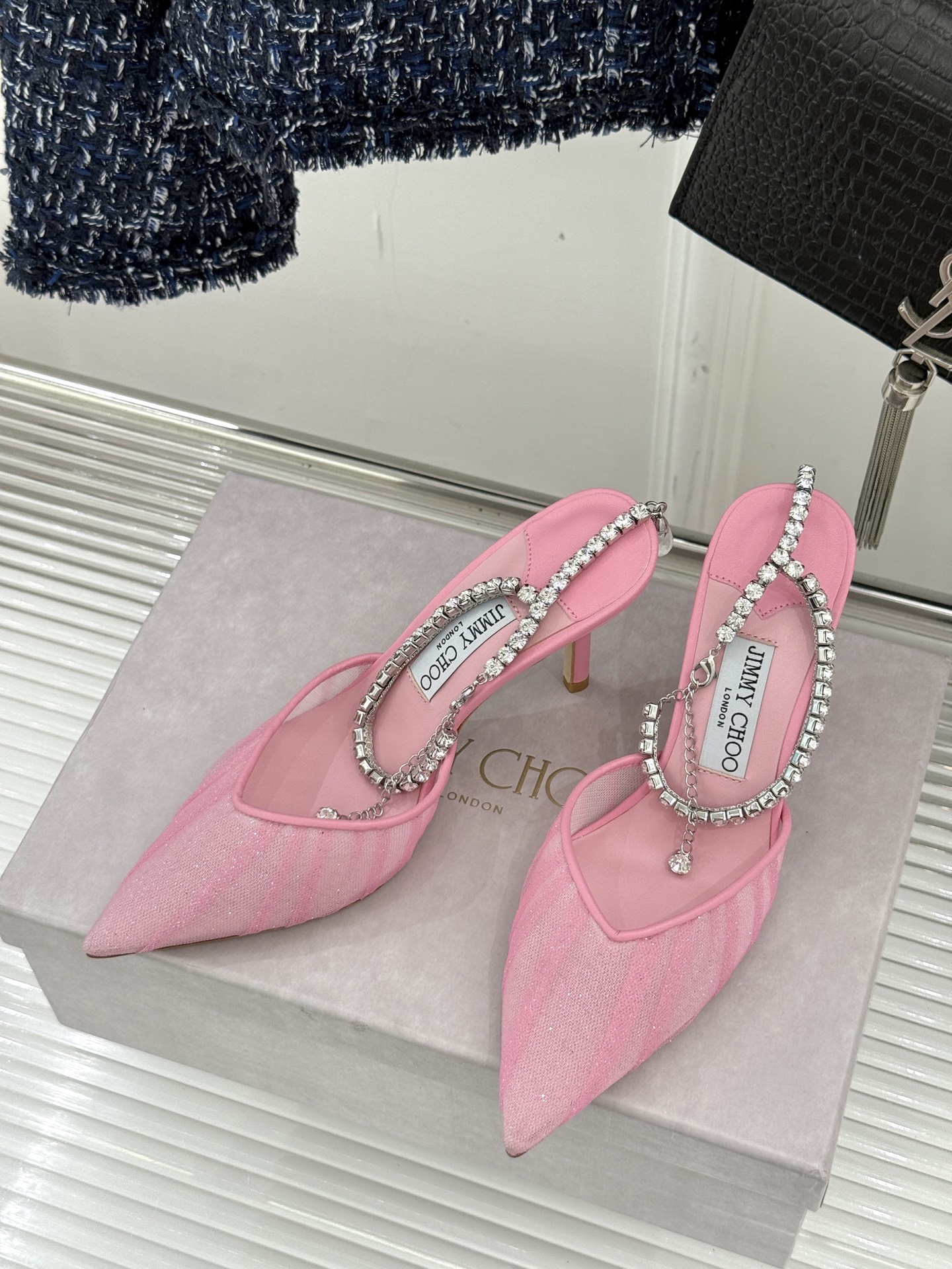 
Jimmy Choo｜周仰杰经典水钻链条高跟鞋
我们家JC一如既往品质优越 低调不失华丽 
性感又不显