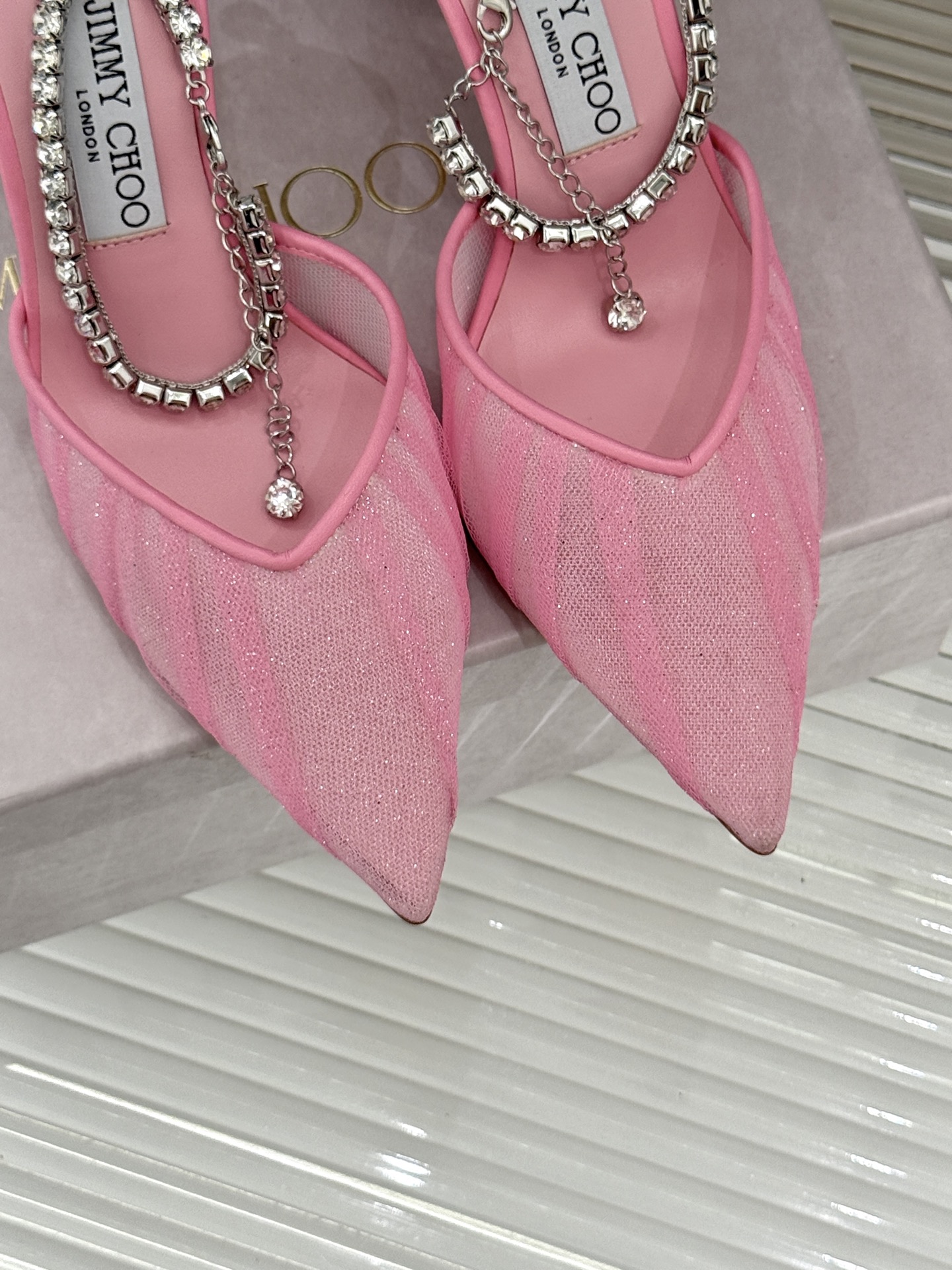 
Jimmy Choo｜周仰杰经典水钻链条高跟鞋
我们家JC一如既往品质优越 低调不失华丽 
性感又不显