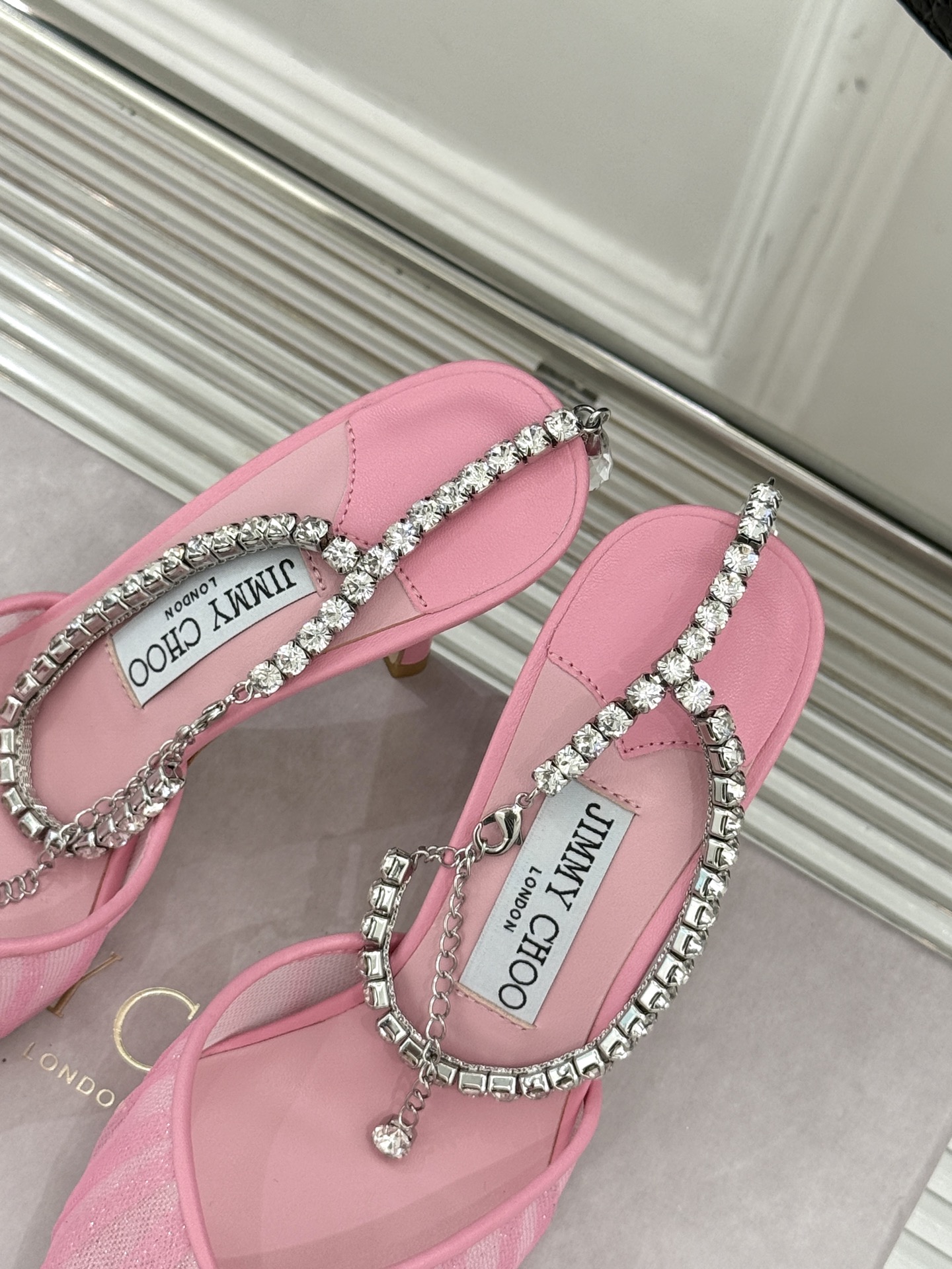 
Jimmy Choo｜周仰杰经典水钻链条高跟鞋
我们家JC一如既往品质优越 低调不失华丽 
性感又不显