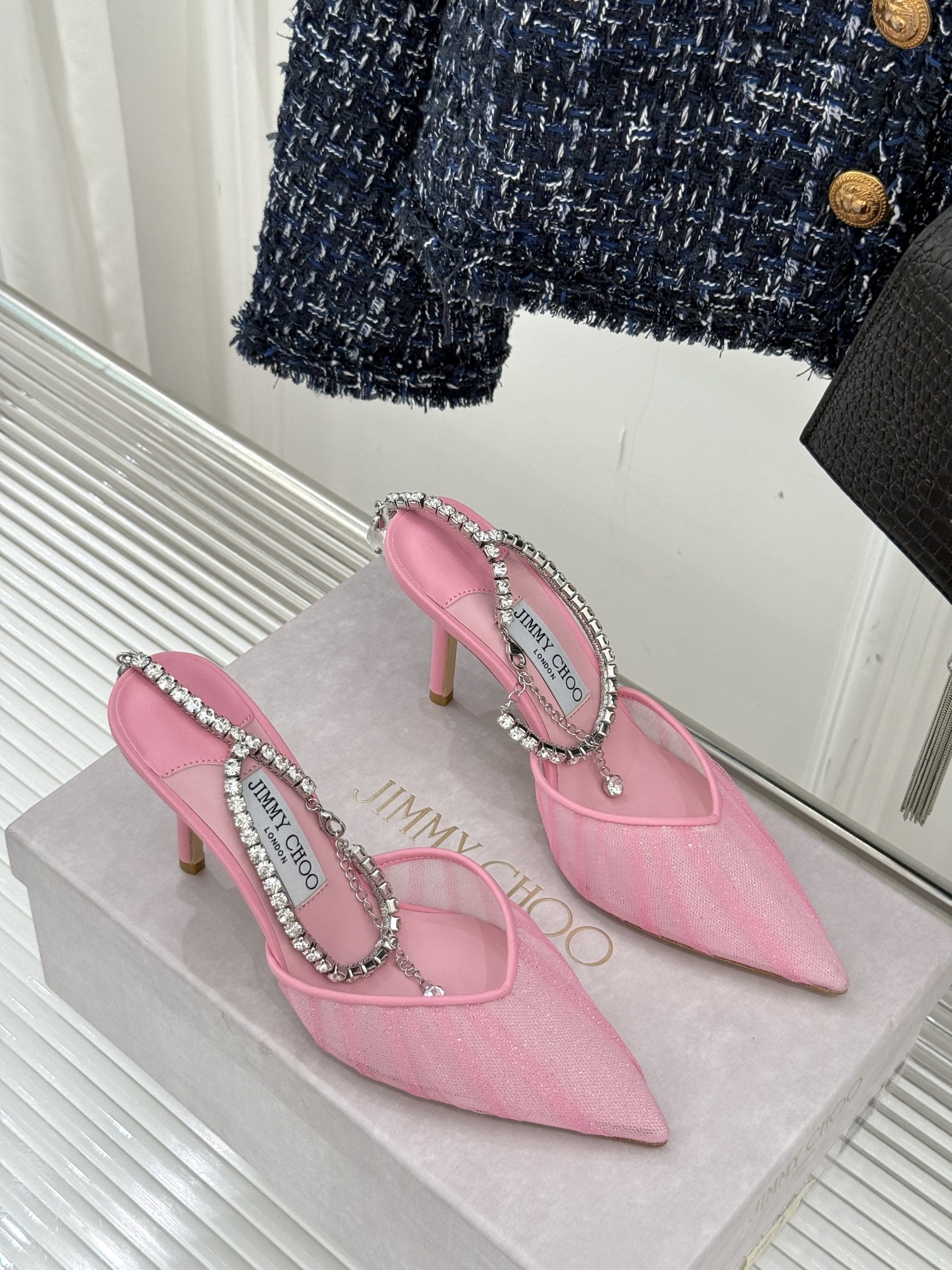 
Jimmy Choo｜周仰杰经典水钻链条高跟鞋
我们家JC一如既往品质优越 低调不失华丽 
性感又不显
