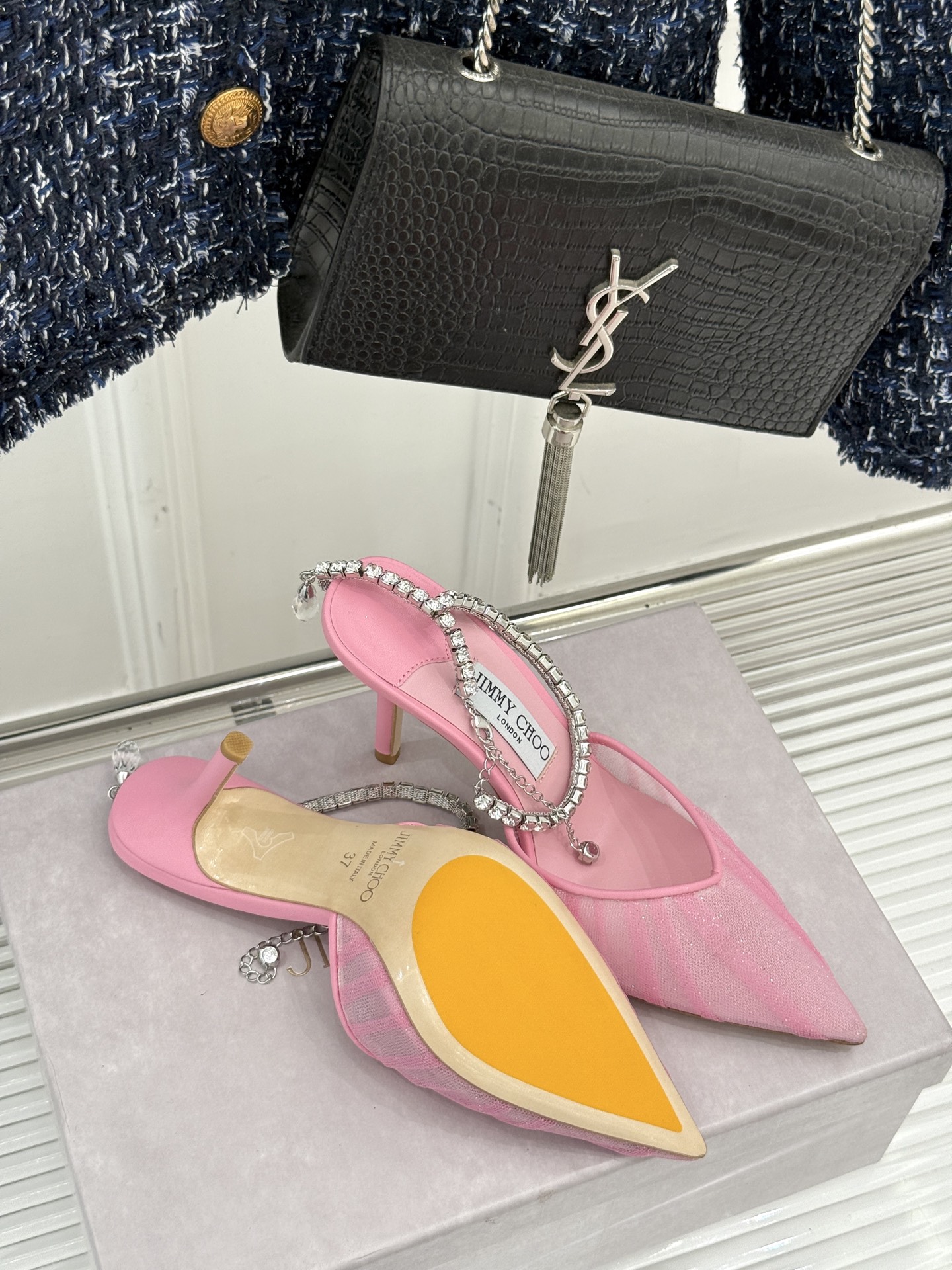 
Jimmy Choo｜周仰杰经典水钻链条高跟鞋
我们家JC一如既往品质优越 低调不失华丽 
性感又不显