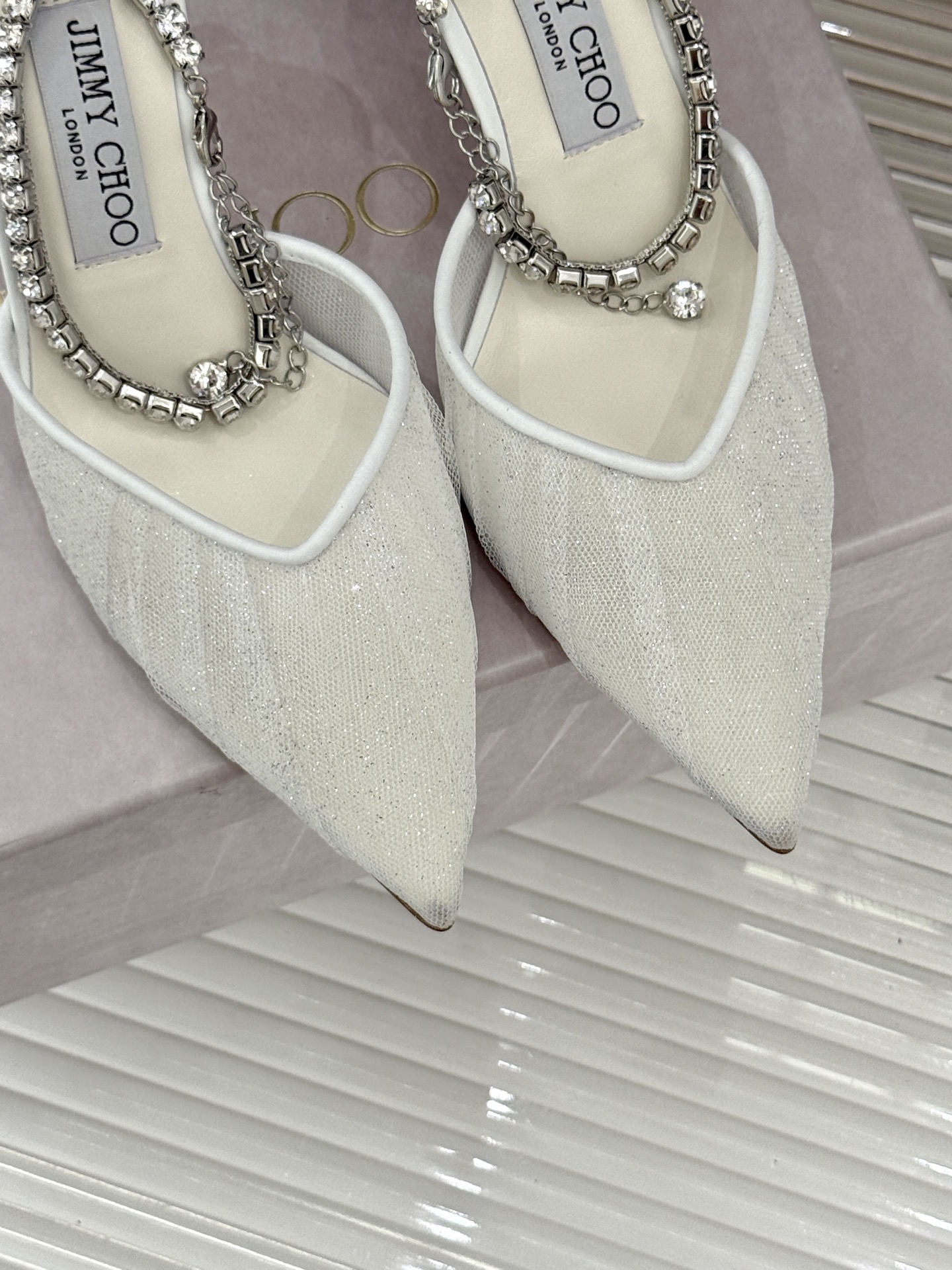 
Jimmy Choo｜周仰杰经典水钻链条高跟鞋
我们家JC一如既往品质优越 低调不失华丽 
性感又不显