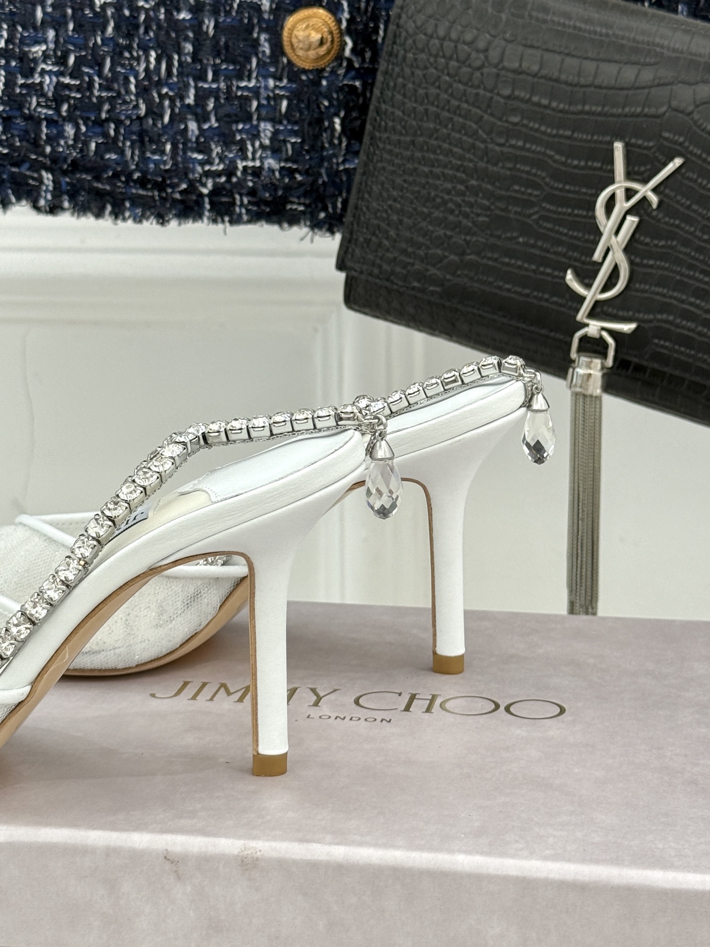 
Jimmy Choo｜周仰杰经典水钻链条高跟鞋
我们家JC一如既往品质优越 低调不失华丽 
性感又不显