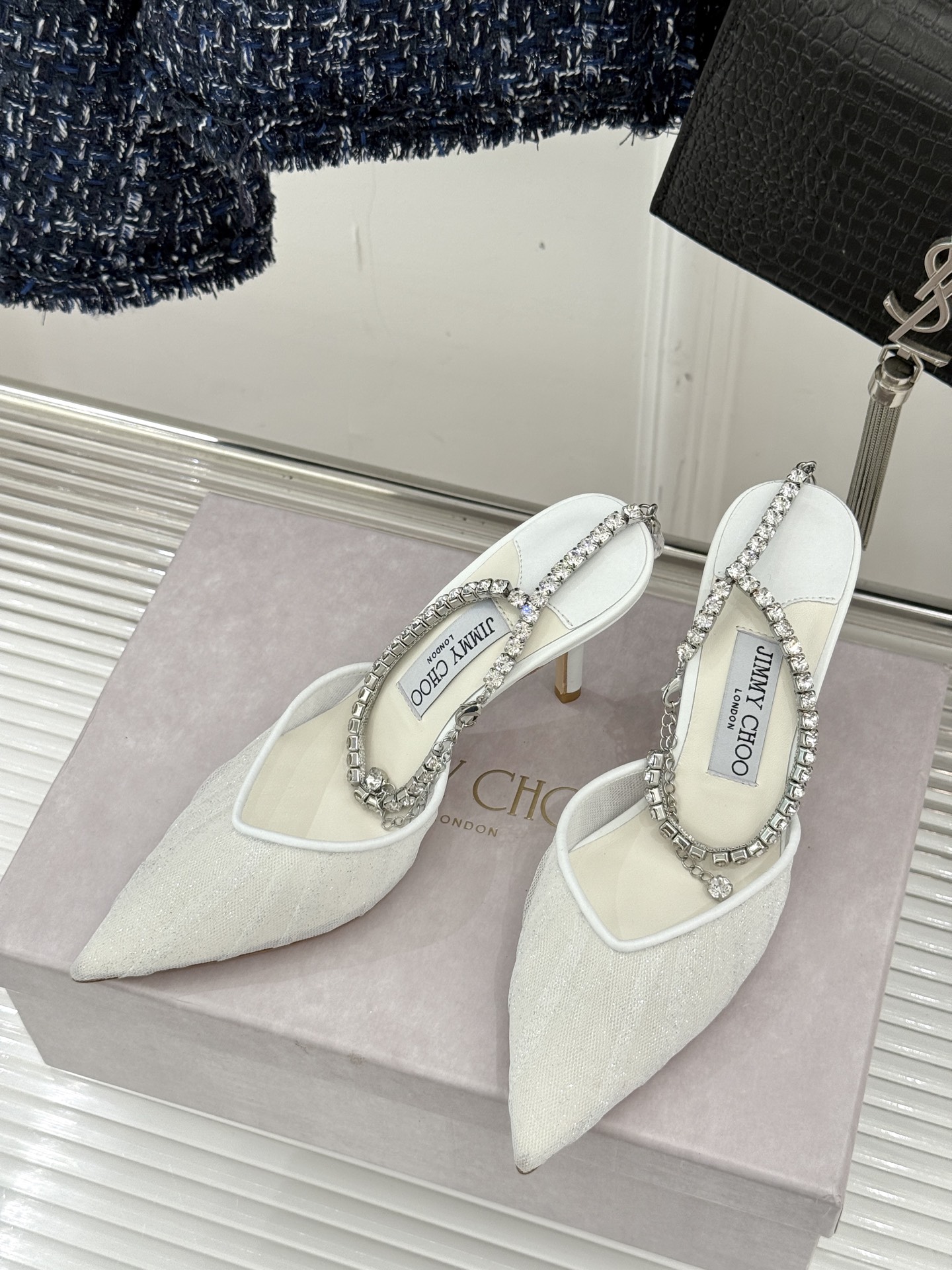 
Jimmy Choo｜周仰杰经典水钻链条高跟鞋
我们家JC一如既往品质优越 低调不失华丽 
性感又不显