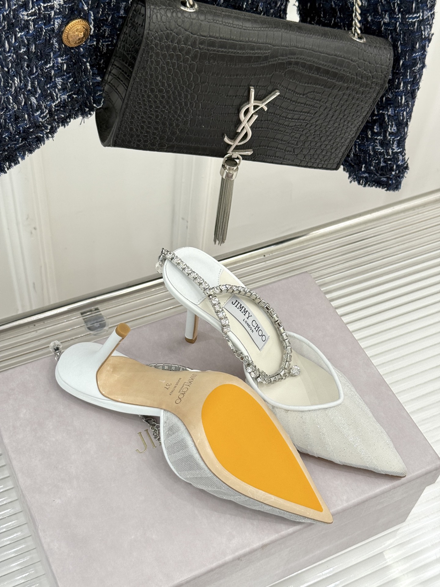 
Jimmy Choo｜周仰杰经典水钻链条高跟鞋
我们家JC一如既往品质优越 低调不失华丽 
性感又不显