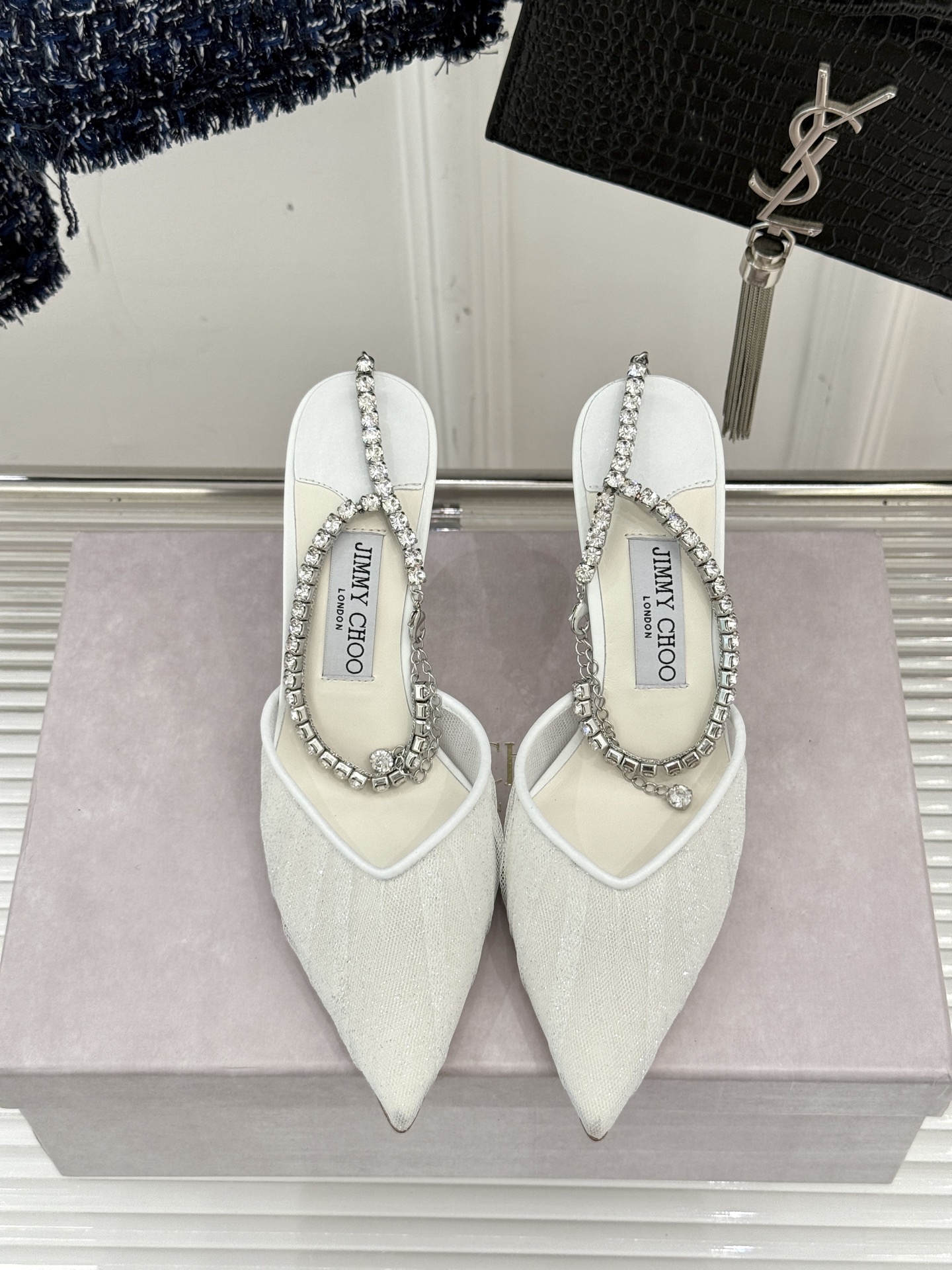 
Jimmy Choo｜周仰杰经典水钻链条高跟鞋
我们家JC一如既往品质优越 低调不失华丽 
性感又不显