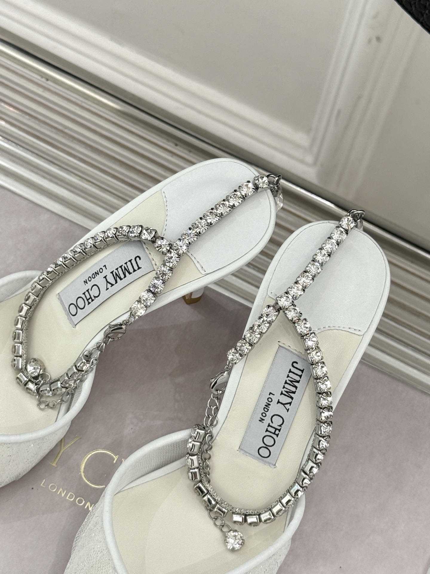
Jimmy Choo｜周仰杰经典水钻链条高跟鞋
我们家JC一如既往品质优越 低调不失华丽 
性感又不显