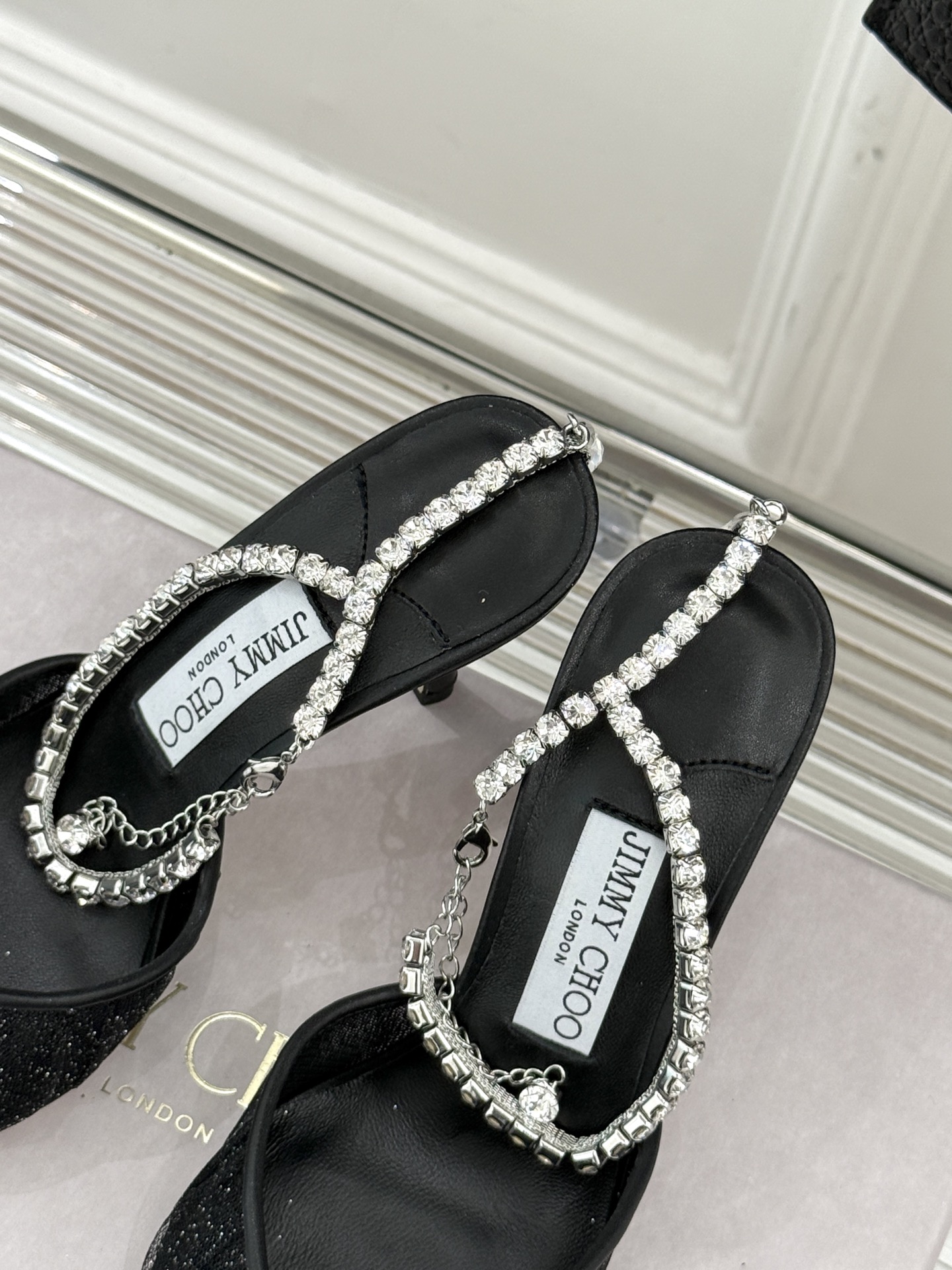 
Jimmy Choo｜周仰杰经典水钻链条高跟鞋
我们家JC一如既往品质优越 低调不失华丽 
性感又不显