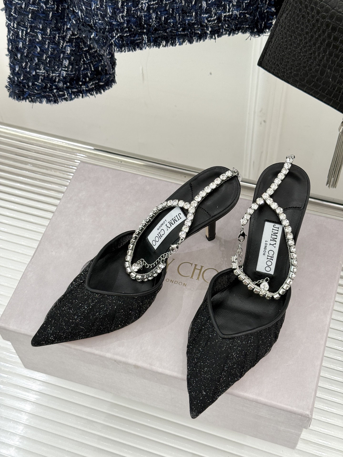 
Jimmy Choo｜周仰杰经典水钻链条高跟鞋
我们家JC一如既往品质优越 低调不失华丽 
性感又不显