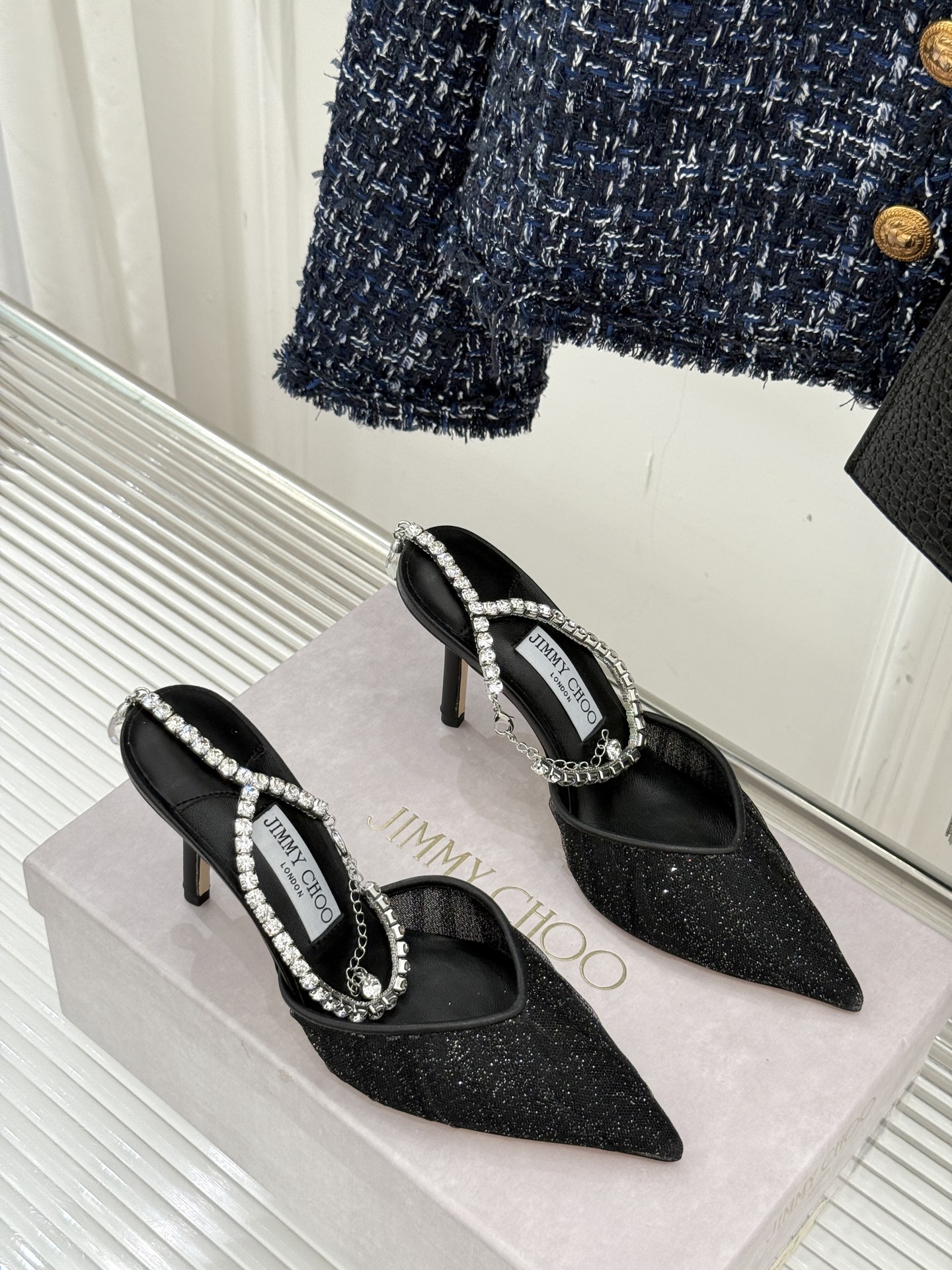 
Jimmy Choo｜周仰杰经典水钻链条高跟鞋
我们家JC一如既往品质优越 低调不失华丽 
性感又不显