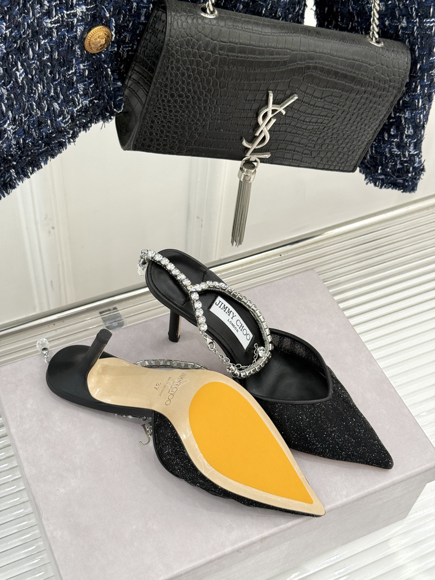 
Jimmy Choo｜周仰杰经典水钻链条高跟鞋
我们家JC一如既往品质优越 低调不失华丽 
性感又不显