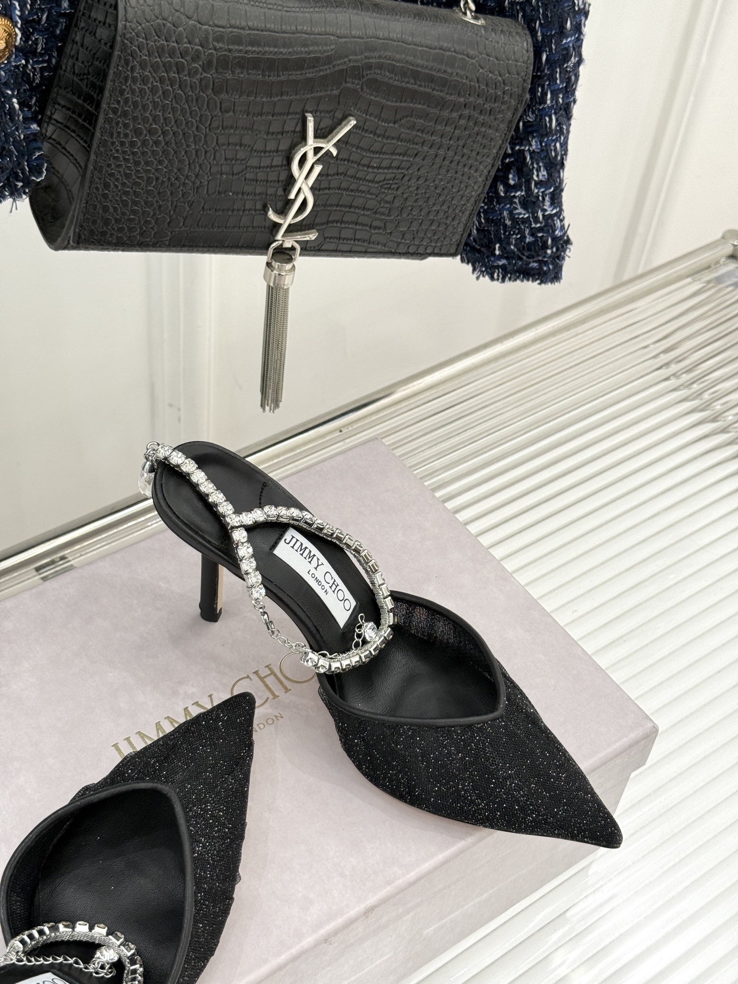 
Jimmy Choo｜周仰杰经典水钻链条高跟鞋
我们家JC一如既往品质优越 低调不失华丽 
性感又不显