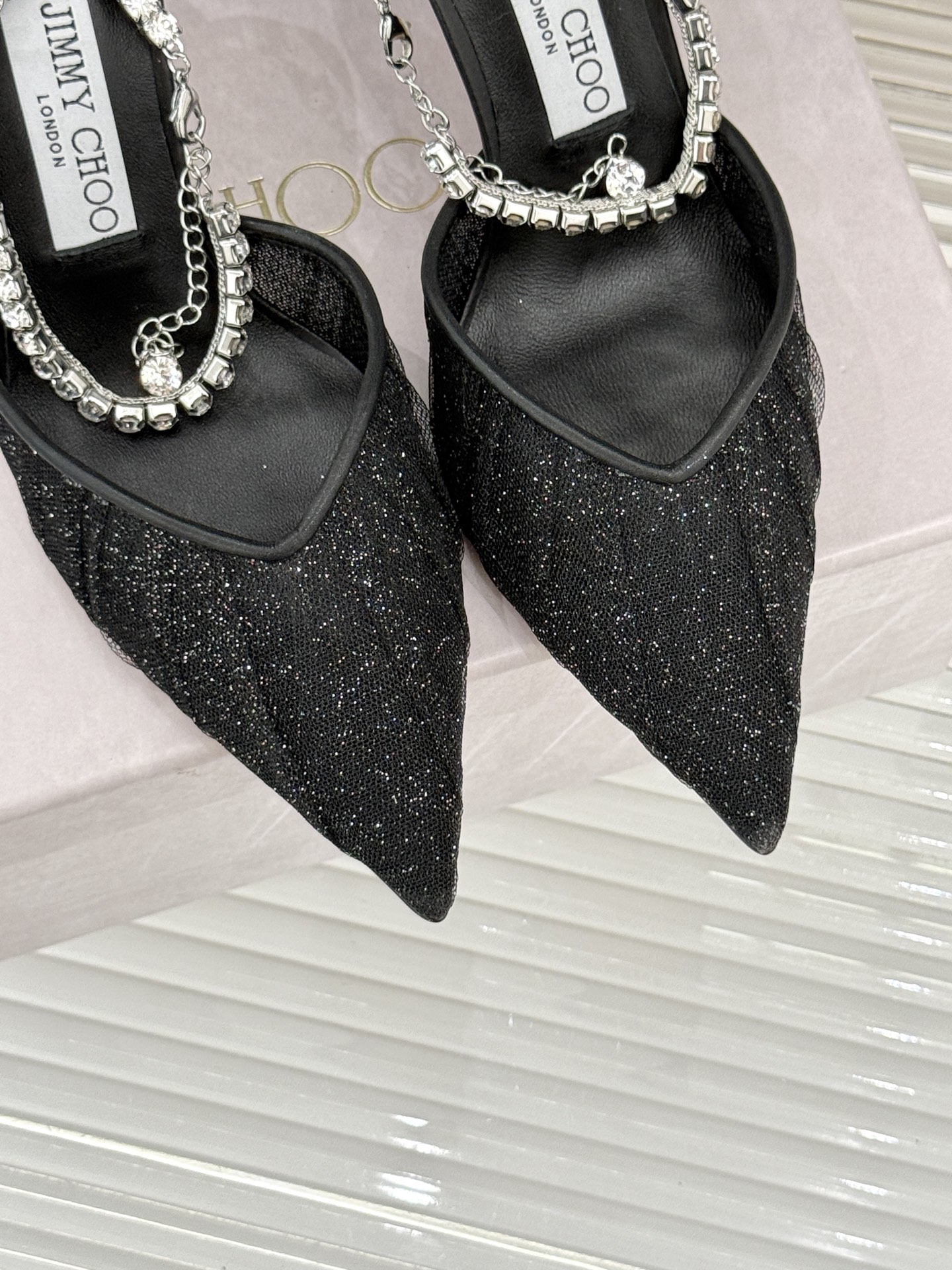 
Jimmy Choo｜周仰杰经典水钻链条高跟鞋
我们家JC一如既往品质优越 低调不失华丽 
性感又不显
