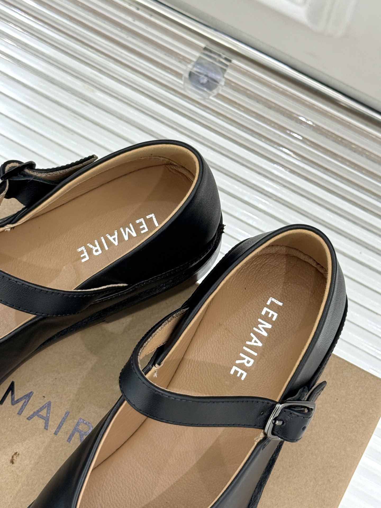 
Lemaire25s新品玛丽珍鞋
鞋面采用原版定制材质
内里垫脚均为水染牛皮
意大利进口真皮大底
si