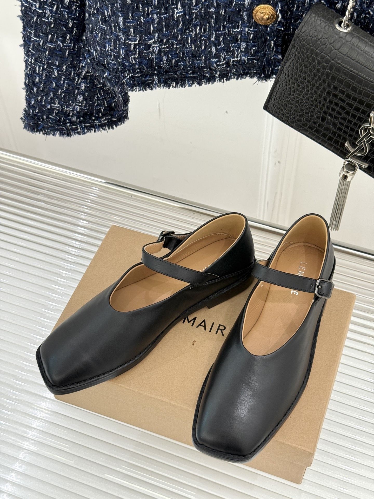 
Lemaire25s新品玛丽珍鞋
鞋面采用原版定制材质
内里垫脚均为水染牛皮
意大利进口真皮大底
si