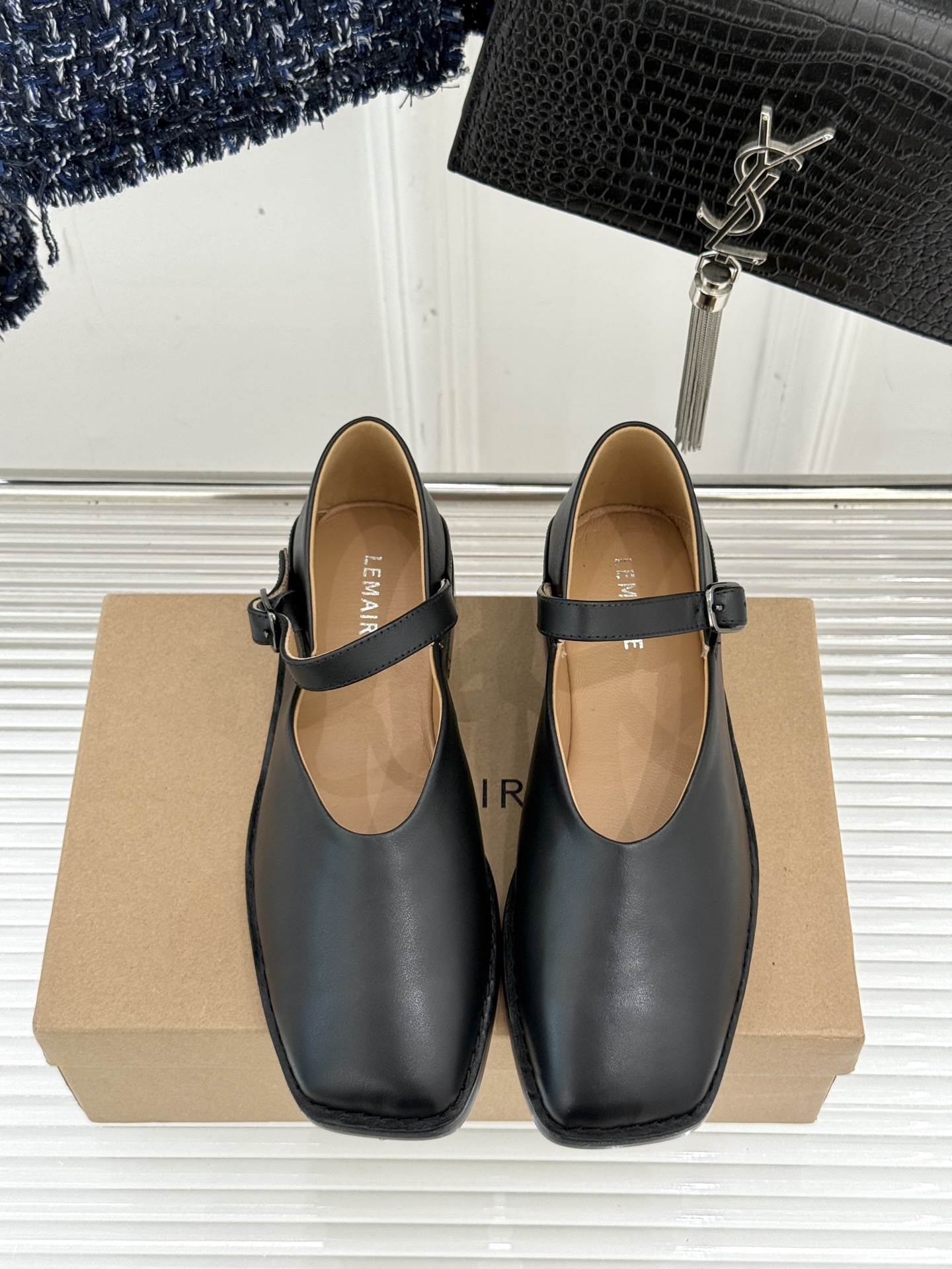 
Lemaire25s新品玛丽珍鞋
鞋面采用原版定制材质
内里垫脚均为水染牛皮
意大利进口真皮大底
si