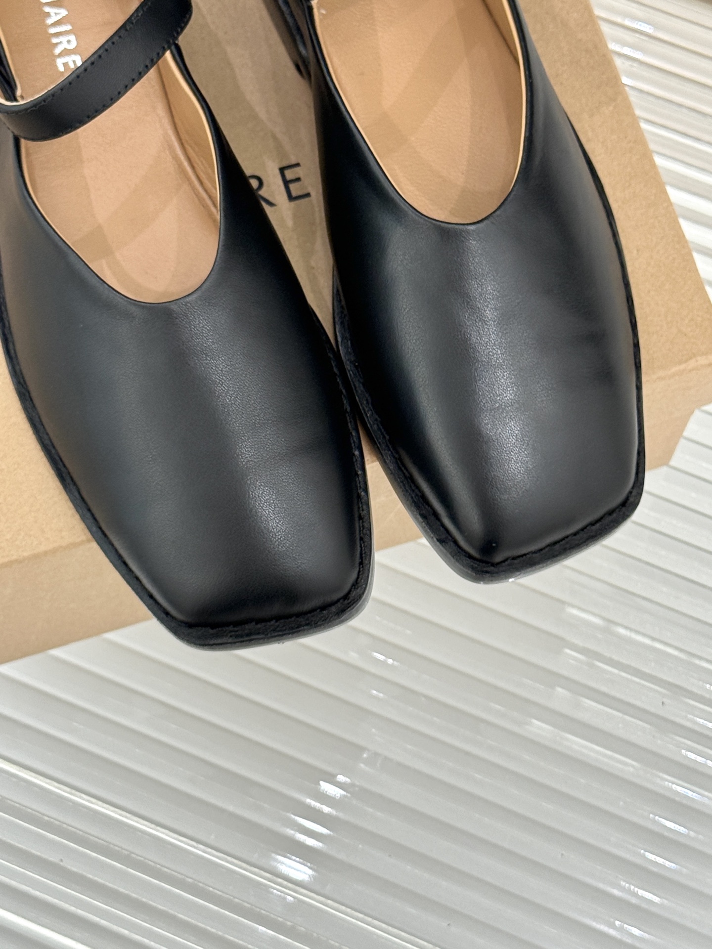 
Lemaire25s新品玛丽珍鞋
鞋面采用原版定制材质
内里垫脚均为水染牛皮
意大利进口真皮大底
si