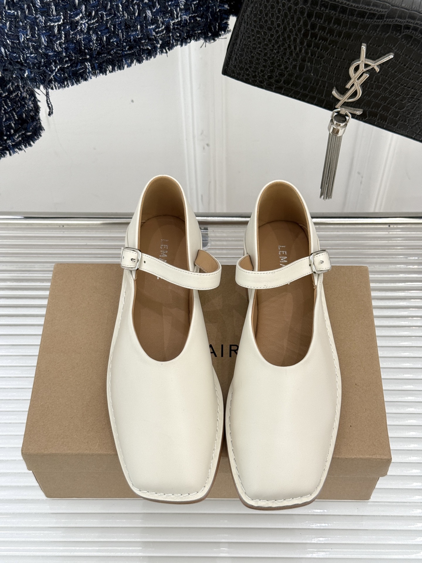 
Lemaire25s新品玛丽珍鞋
鞋面采用原版定制材质
内里垫脚均为水染牛皮
意大利进口真皮大底
si