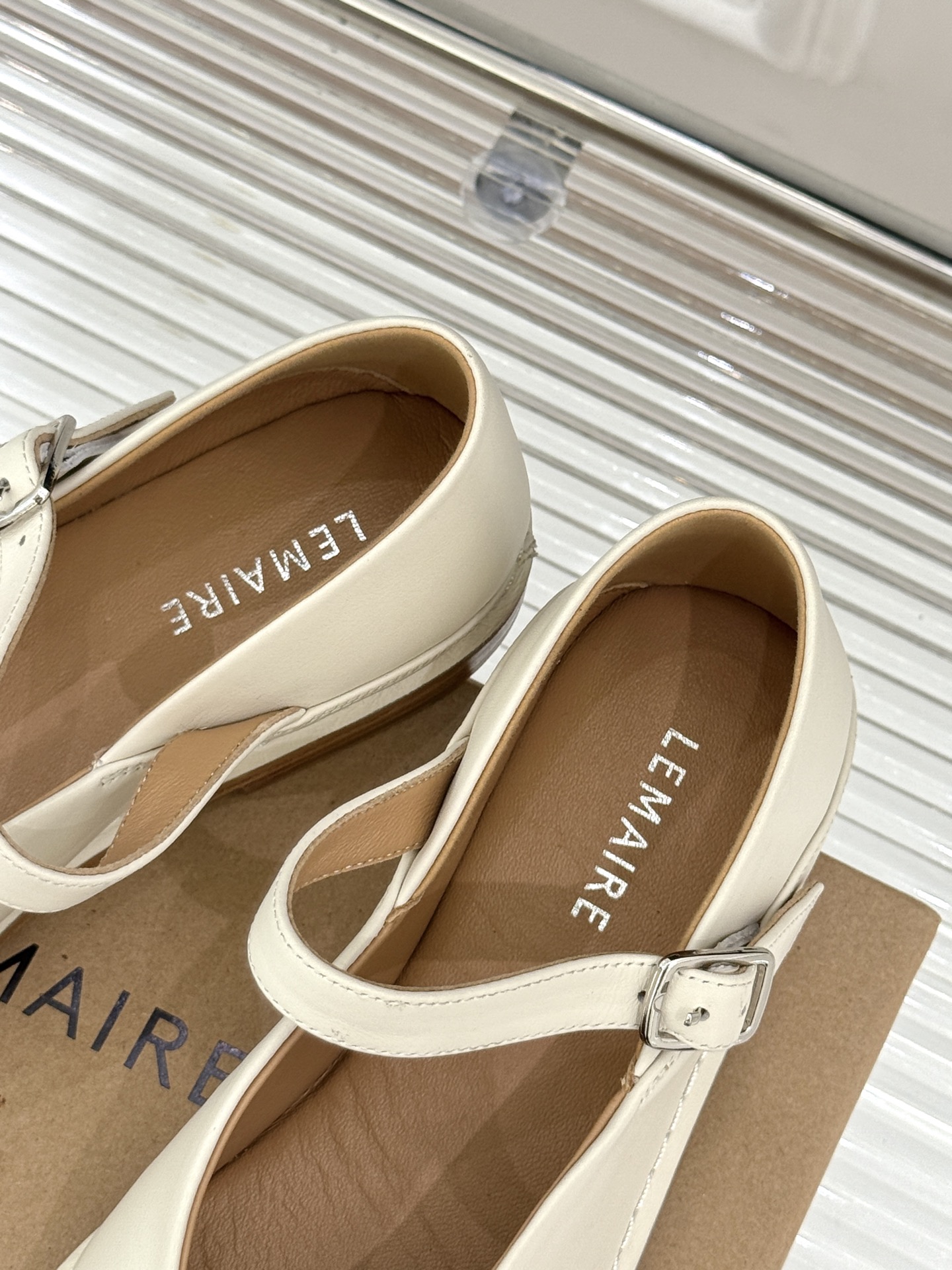 
Lemaire25s新品玛丽珍鞋
鞋面采用原版定制材质
内里垫脚均为水染牛皮
意大利进口真皮大底
si