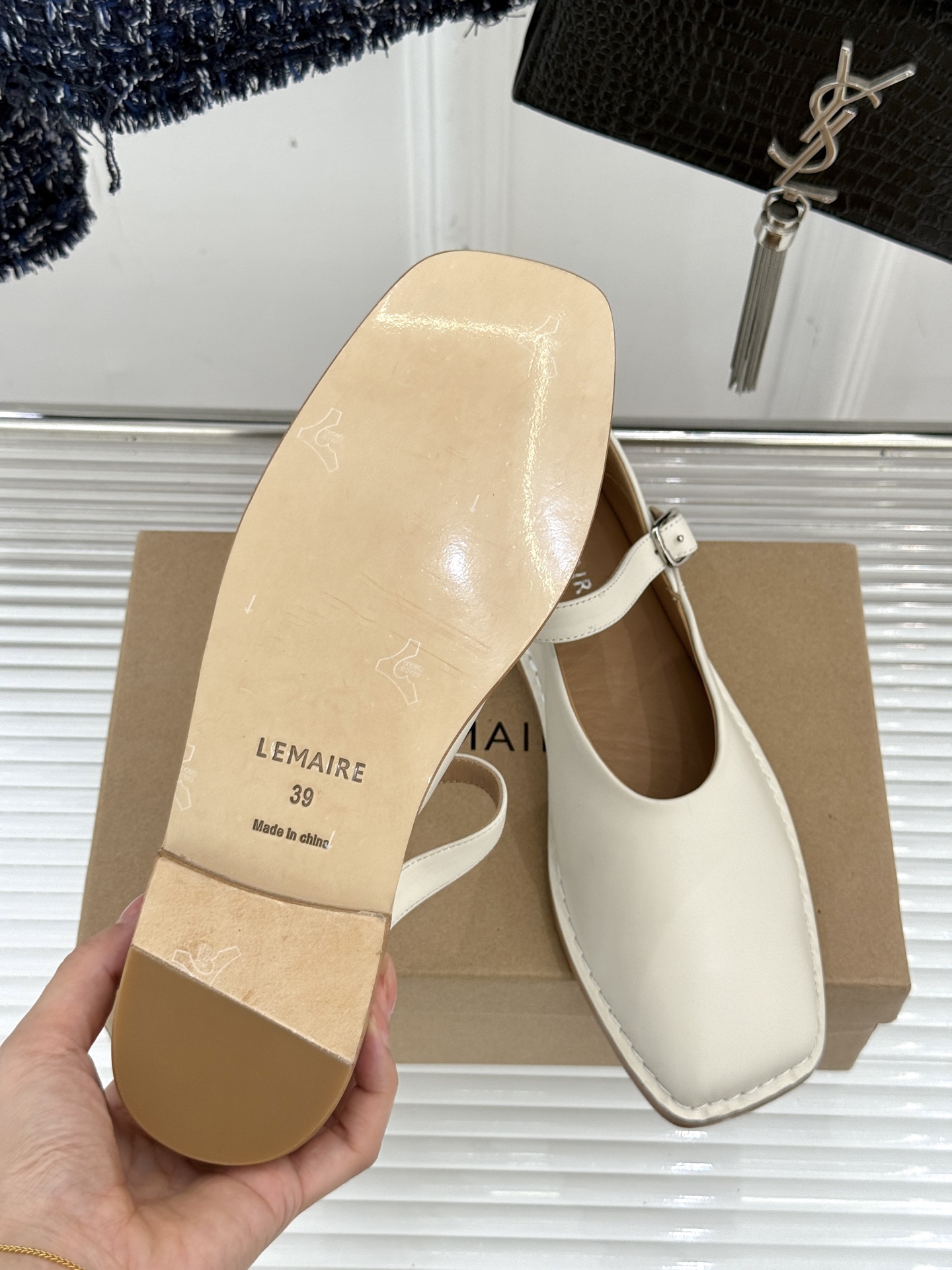
Lemaire25s新品玛丽珍鞋
鞋面采用原版定制材质
内里垫脚均为水染牛皮
意大利进口真皮大底
si