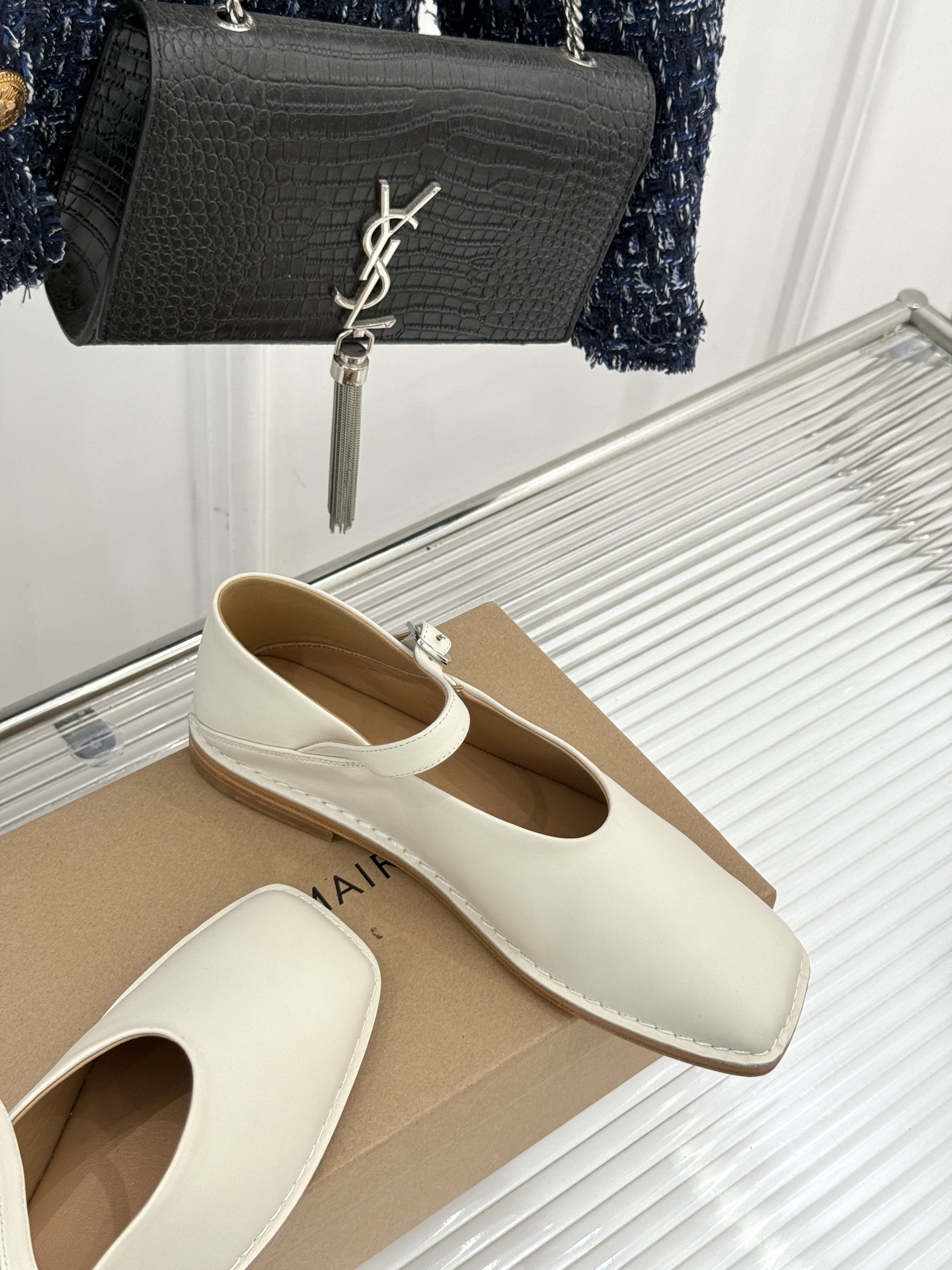 
Lemaire25s新品玛丽珍鞋
鞋面采用原版定制材质
内里垫脚均为水染牛皮
意大利进口真皮大底
si