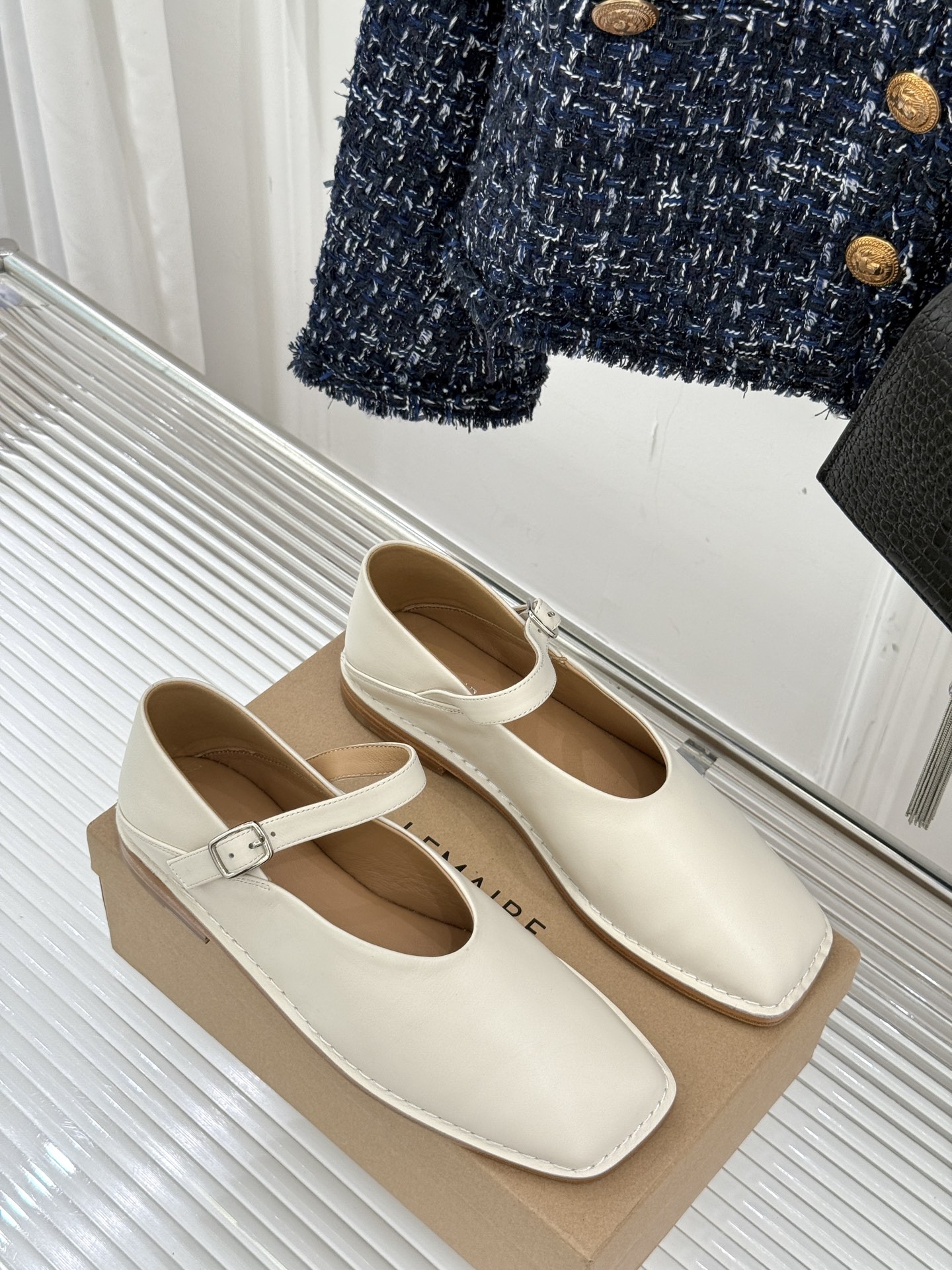 
Lemaire25s新品玛丽珍鞋
鞋面采用原版定制材质
内里垫脚均为水染牛皮
意大利进口真皮大底
si