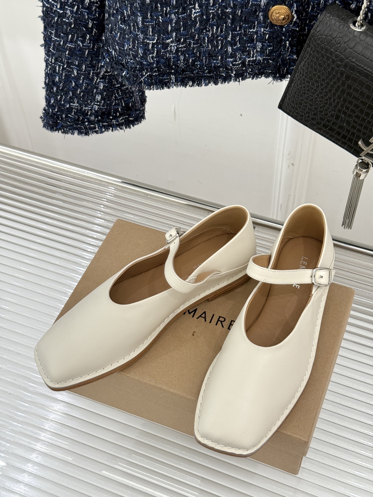 
Lemaire25s新品玛丽珍鞋
鞋面采用原版定制材质
内里垫脚均为水染牛皮
意大利进口真皮大底
si
