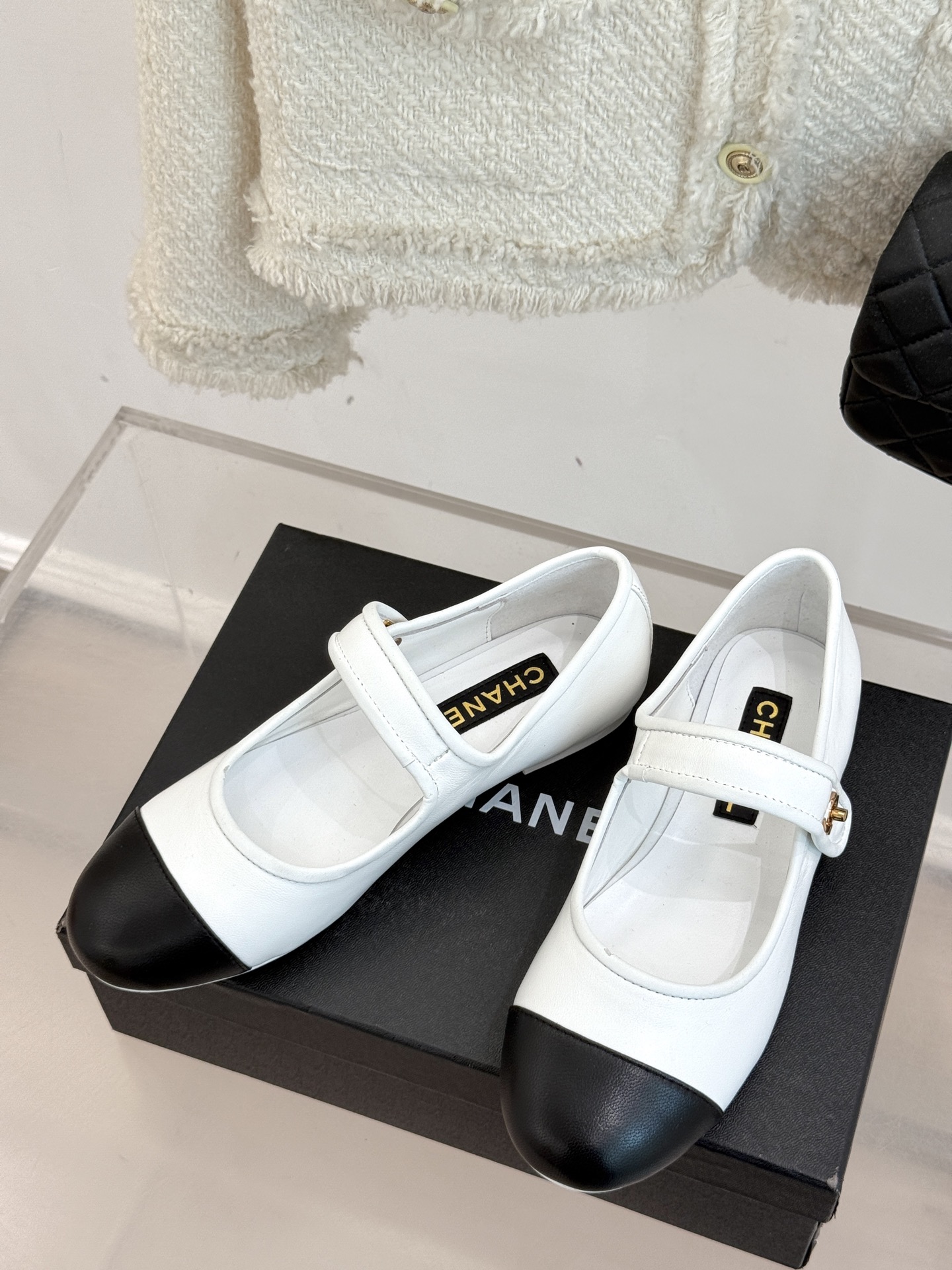 CHANE*｜小香经典春夏新品
网纱玛丽珍鞋
这一季的春款真的太爱了！
网面若隐若现 性感又不失甜美~ 