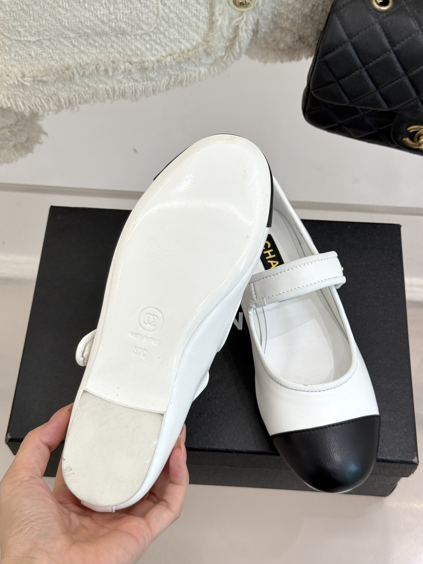CHANE*｜小香经典春夏新品
网纱玛丽珍鞋
这一季的春款真的太爱了！
网面若隐若现 性感又不失甜美~ 