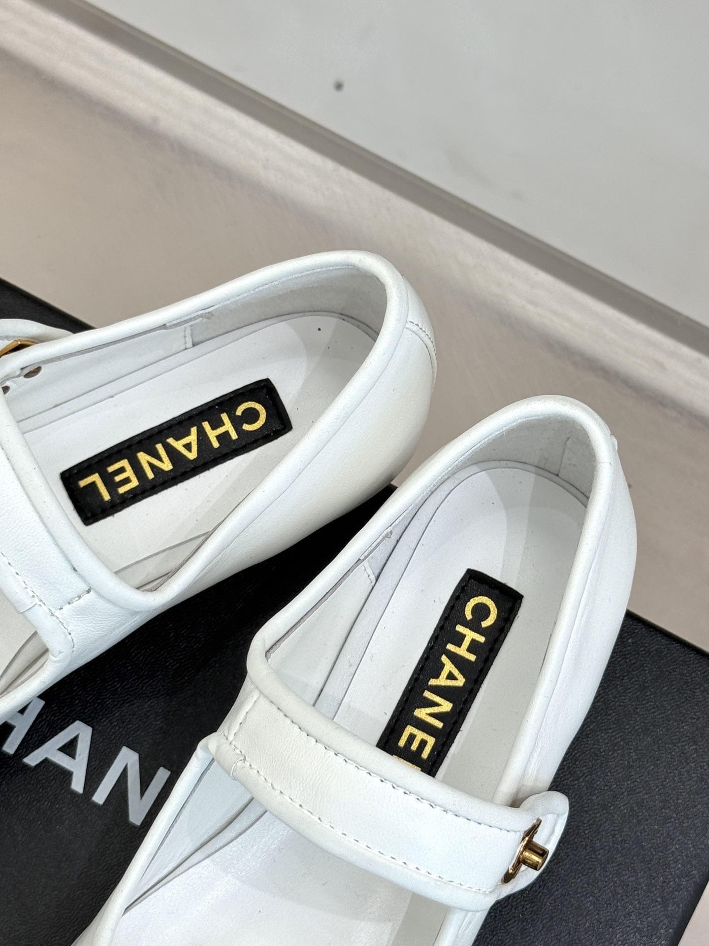 CHANE*｜小香经典春夏新品
网纱玛丽珍鞋
这一季的春款真的太爱了！
网面若隐若现 性感又不失甜美~ 