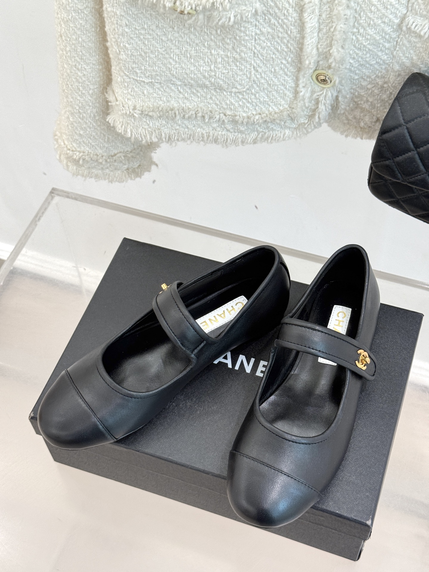 CHANE*｜小香经典春夏新品
网纱玛丽珍鞋
这一季的春款真的太爱了！
网面若隐若现 性感又不失甜美~ 