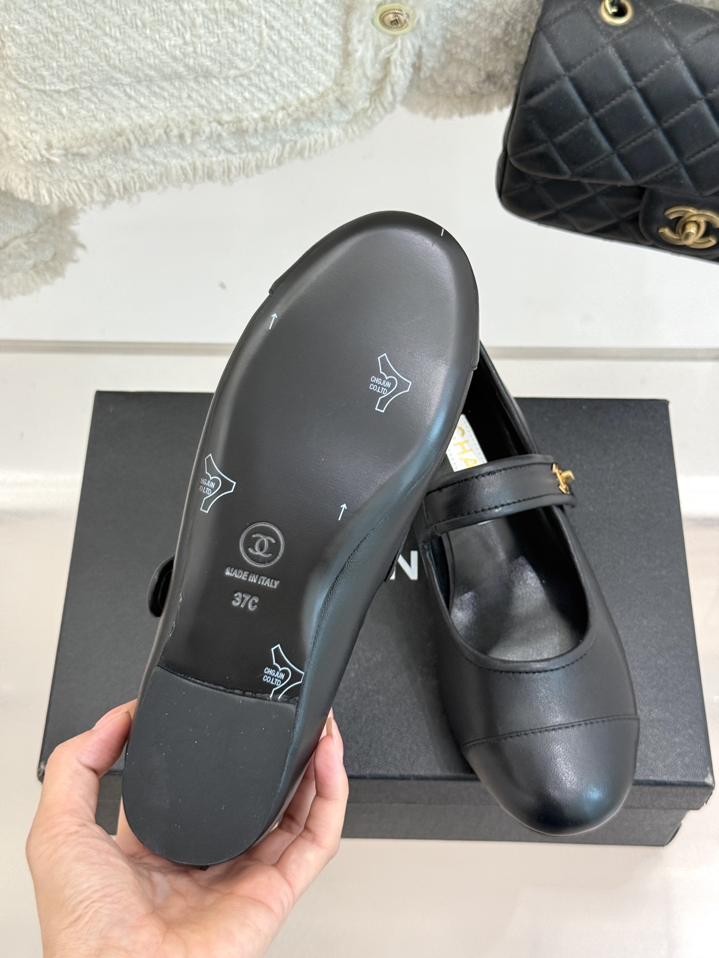 CHANE*｜小香经典春夏新品
网纱玛丽珍鞋
这一季的春款真的太爱了！
网面若隐若现 性感又不失甜美~ 