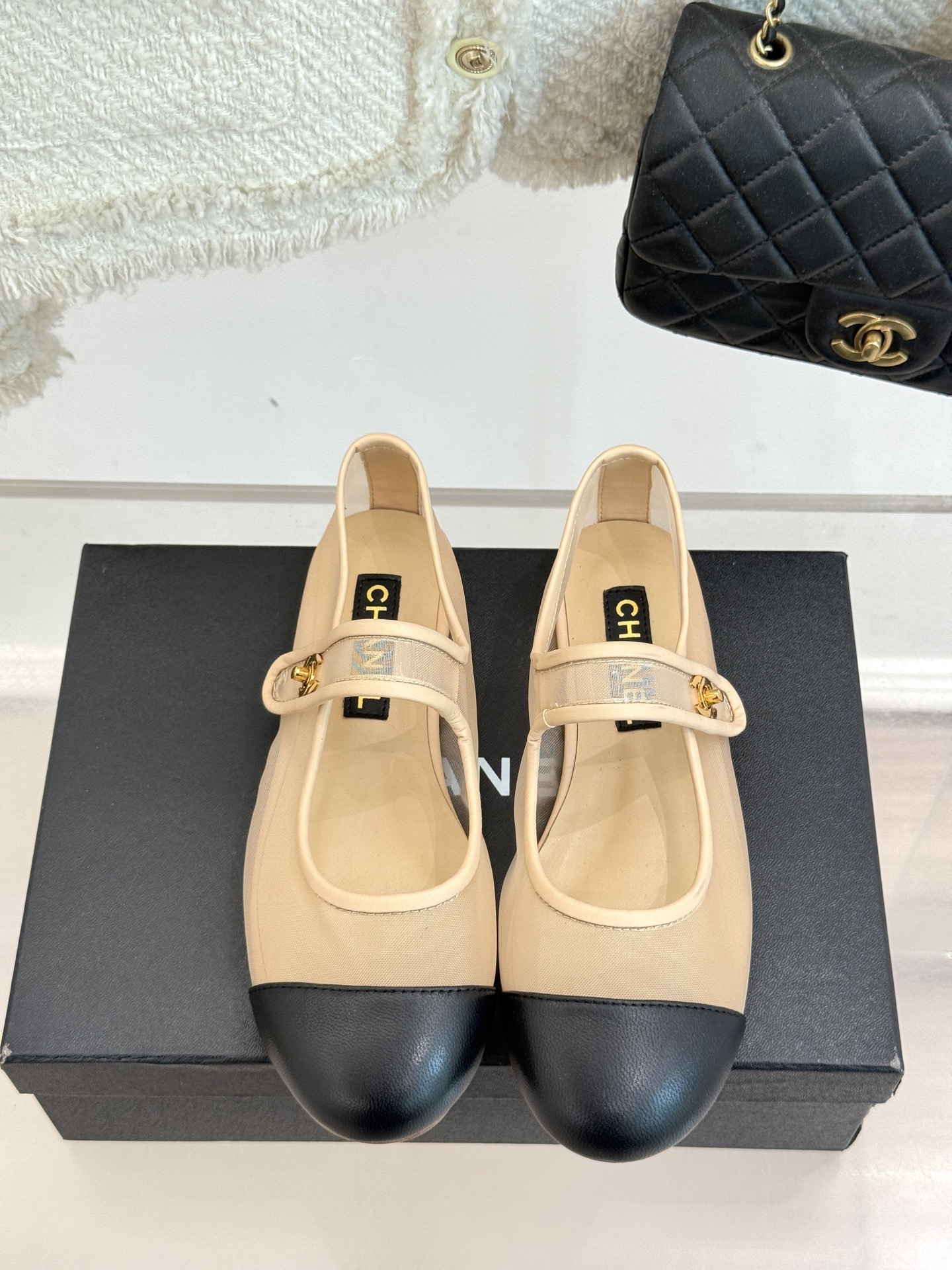 CHANE*｜小香经典春夏新品
网纱玛丽珍鞋
这一季的春款真的太爱了！
网面若隐若现 性感又不失甜美~ 