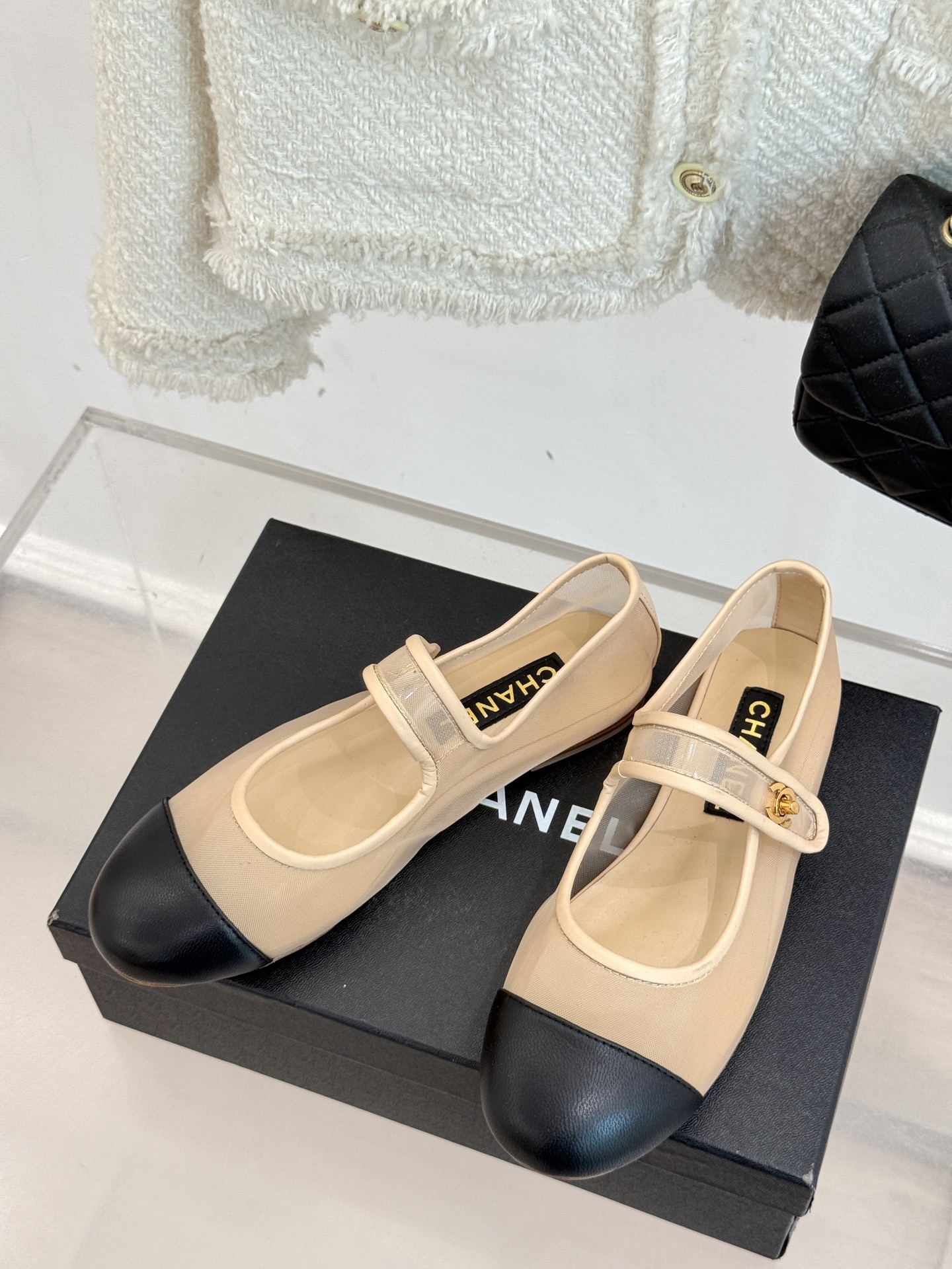 CHANE*｜小香经典春夏新品
网纱玛丽珍鞋
这一季的春款真的太爱了！
网面若隐若现 性感又不失甜美~ 