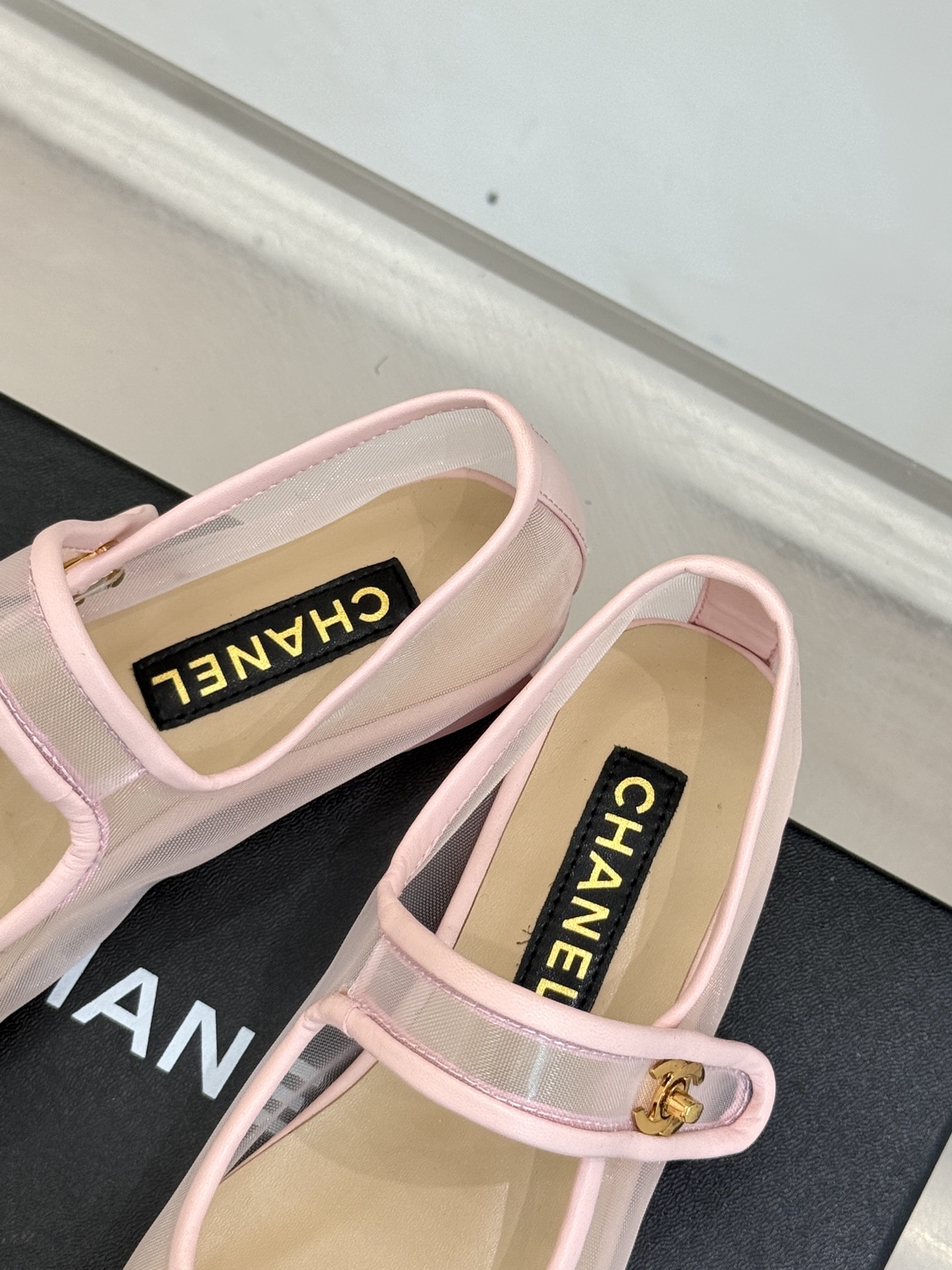 CHANE*｜小香经典春夏新品
网纱玛丽珍鞋
这一季的春款真的太爱了！
网面若隐若现 性感又不失甜美~ 