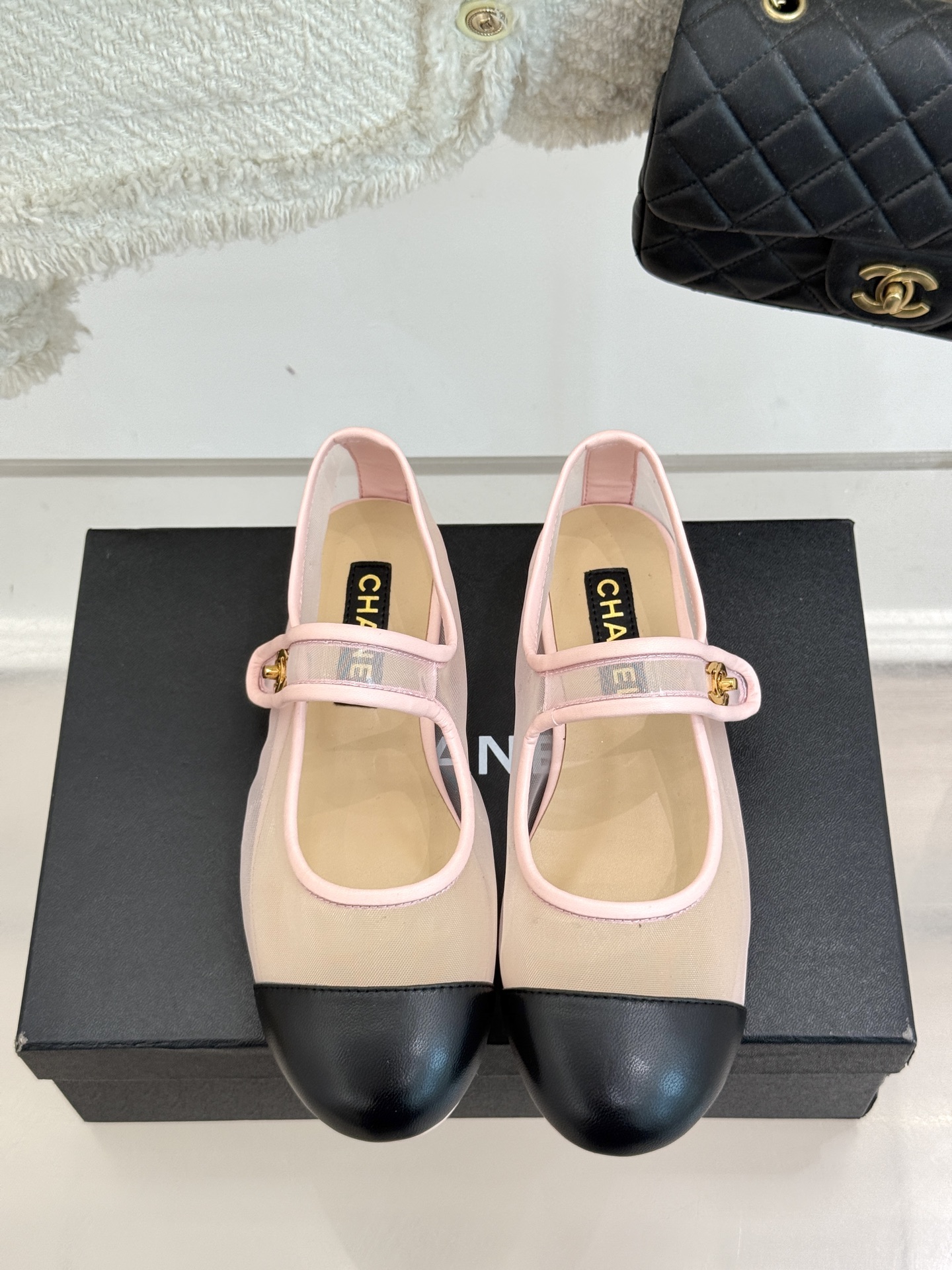 CHANE*｜小香经典春夏新品
网纱玛丽珍鞋
这一季的春款真的太爱了！
网面若隐若现 性感又不失甜美~ 
